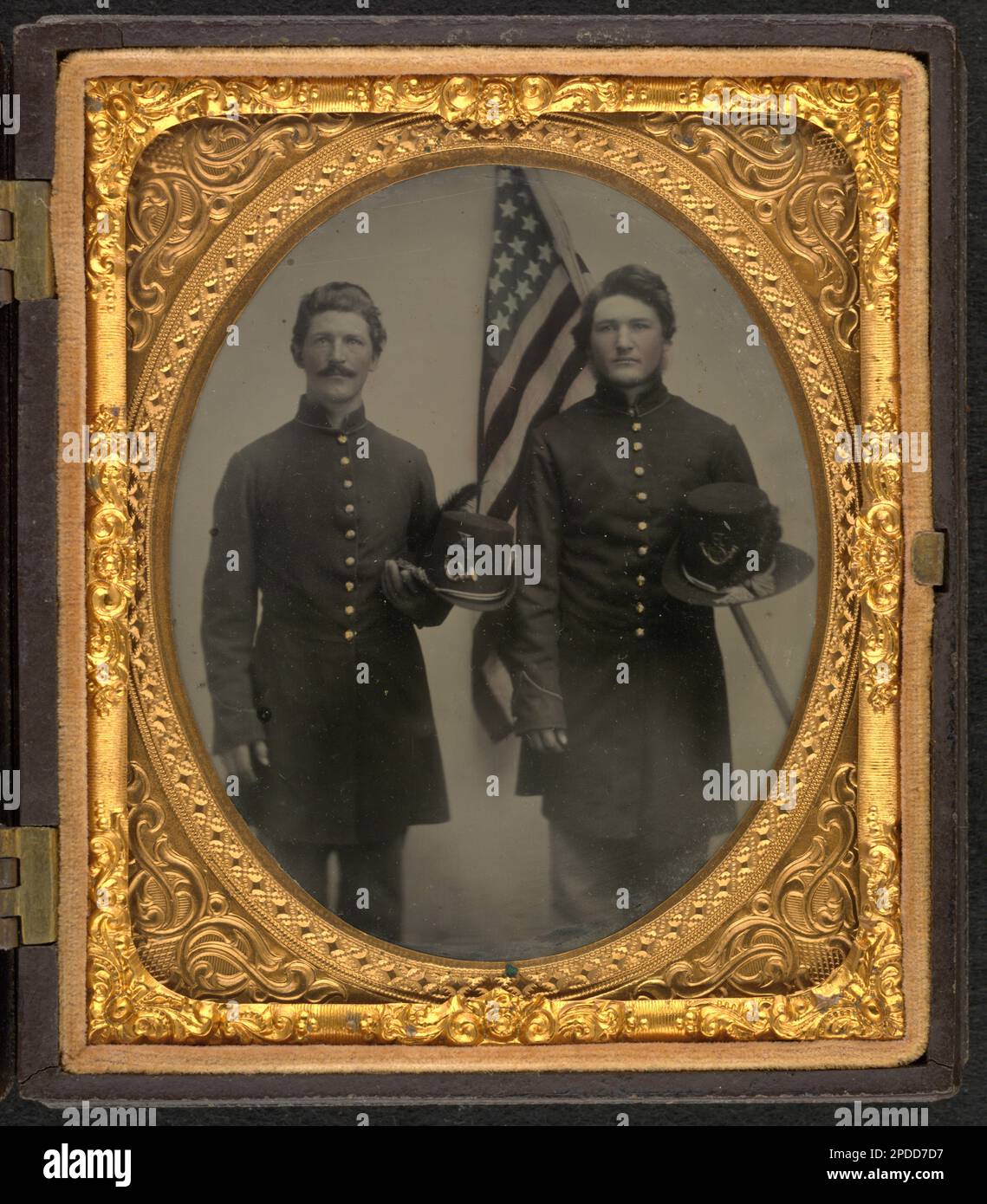 Due soldati non identificati in uniformi dell'Unione con bandiera americana. Liljenquist Famiglia Collezione di fotografie della Guerra civile , FAmbrotype / Tintype fotografia serie di archiviazione , pp/liljunion. Stati Uniti, Esercito, persone, 1860-1870, soldati, Unione, 1860-1870, uniformi militari, Unione, 1860-1870, Bandiere, americano, 1860-1870, Stati Uniti, storia, Guerra civile, 1861-1865, personale militare, Unione. Foto Stock