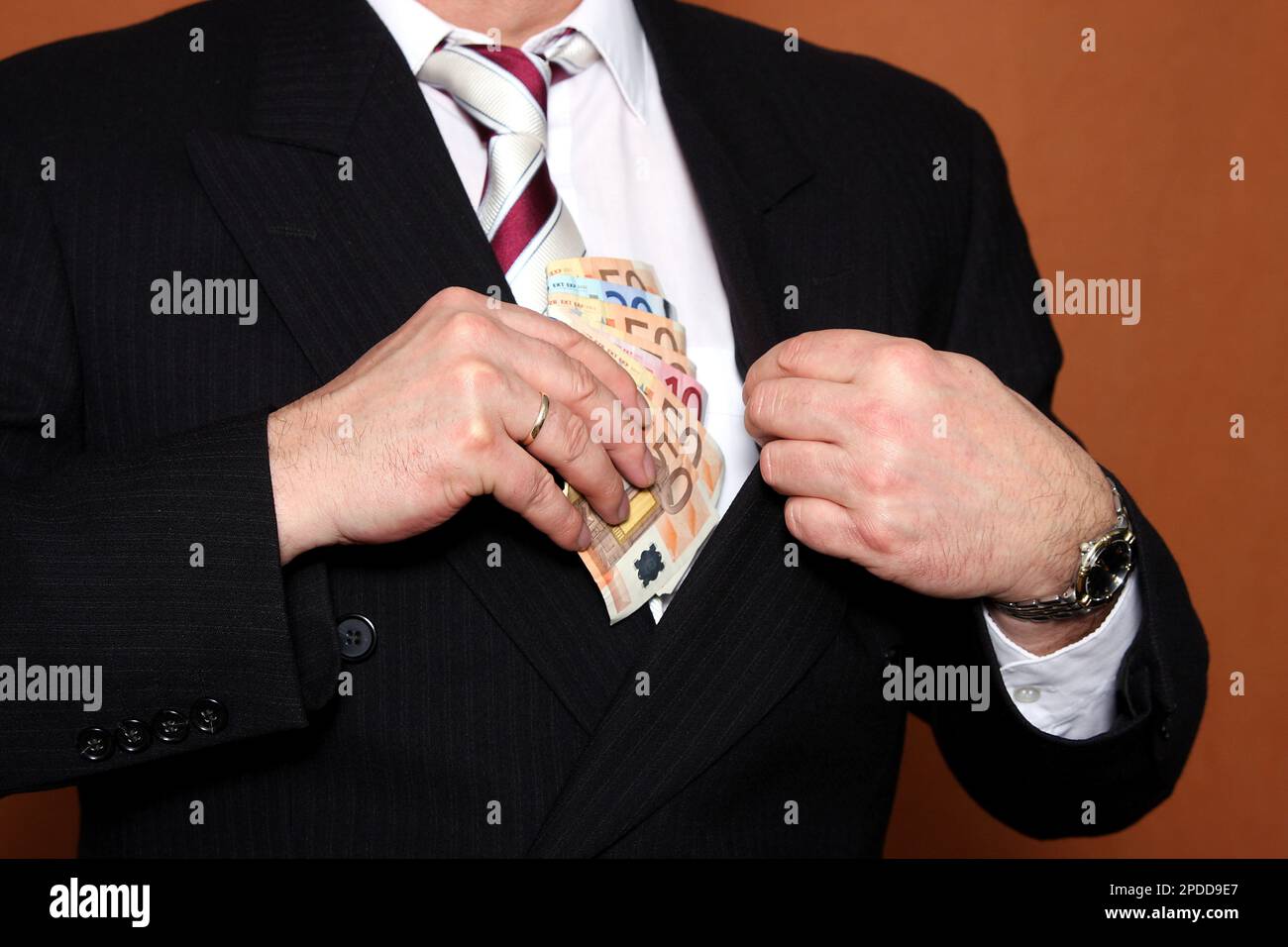 l'uomo d'affari contava le banconote Foto Stock