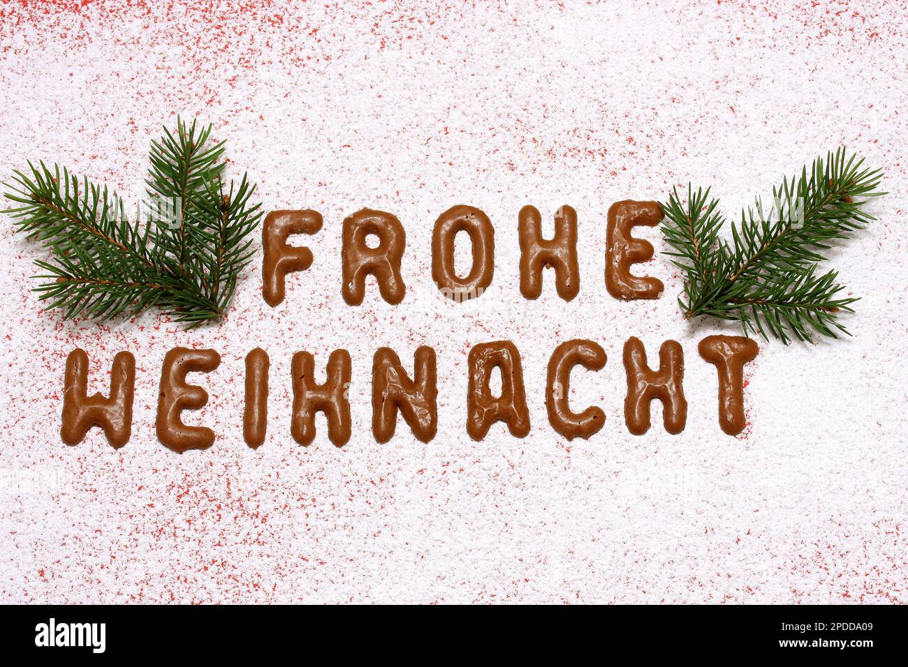 Scrittura Frohe Weihnacht, buon Natale, con biscotti dell'alfabeto, con ramoscelli di abete Foto Stock