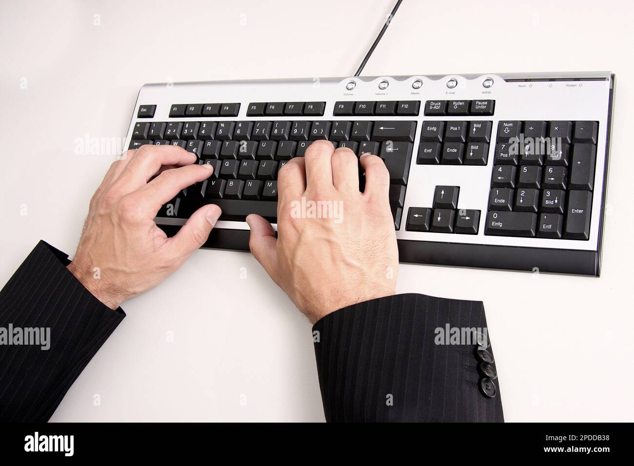 le mani degli uomini che scrivono sulla tastiera del computer Foto Stock