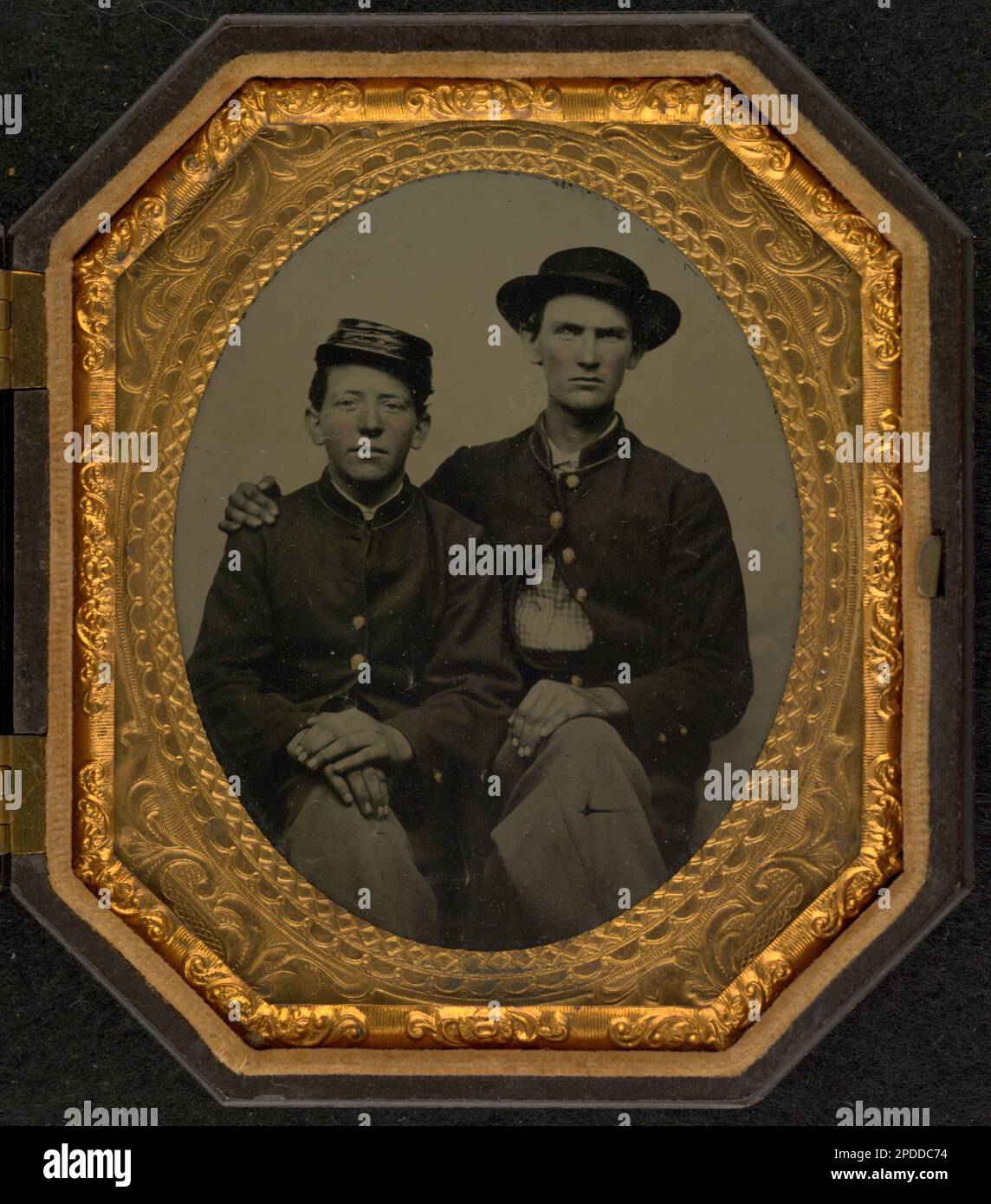 Due soldati non identificati nelle uniformi dell'Unione. Liljenquist Famiglia Collezione di fotografie della Guerra civile , FAmbrotype / Tintype fotografia serie di archiviazione , pp/liljunion. Stati Uniti, Esercito, persone, 1860-1870, soldati, Unione, 1860-1870, uniformi militari, Unione, 1860-1870, Stati Uniti, Storia, Guerra civile, 1861-1865, personale militare, Unione. Foto Stock