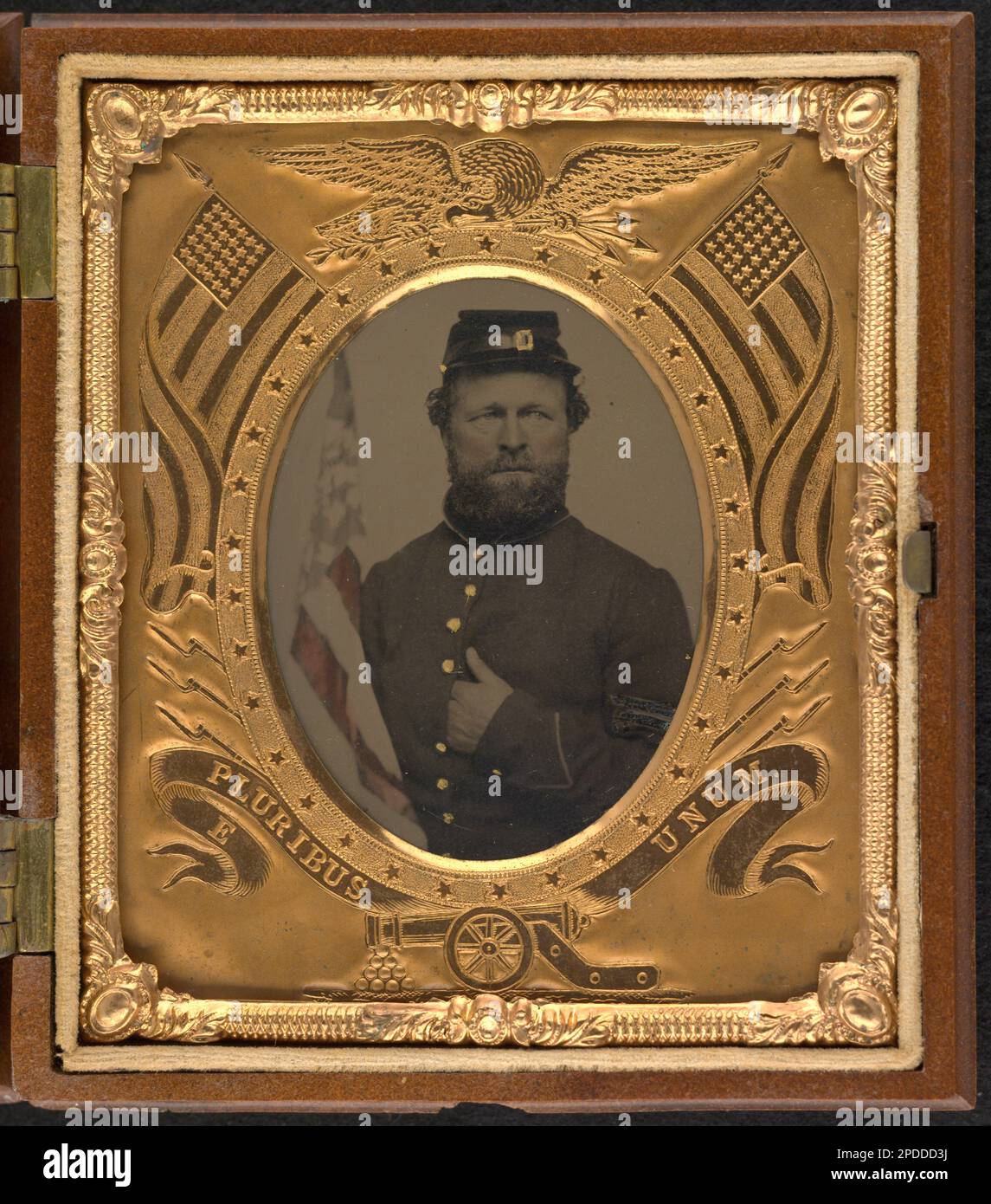 Soldato non identificato in uniforme Unione con bandiera americana. Liljenquist Famiglia Collezione di fotografie della Guerra civile , FAmbrotype / Tintype fotografia serie di archiviazione , pp/liljunion. Stati Uniti, Esercito, persone, 1860-1870, soldati, Unione, 1860-1870, uniformi militari, Unione, 1860-1870, Bandiere, americano, 1860-1870, Stati Uniti, storia, Guerra civile, 1861-1865, personale militare, Unione. Foto Stock