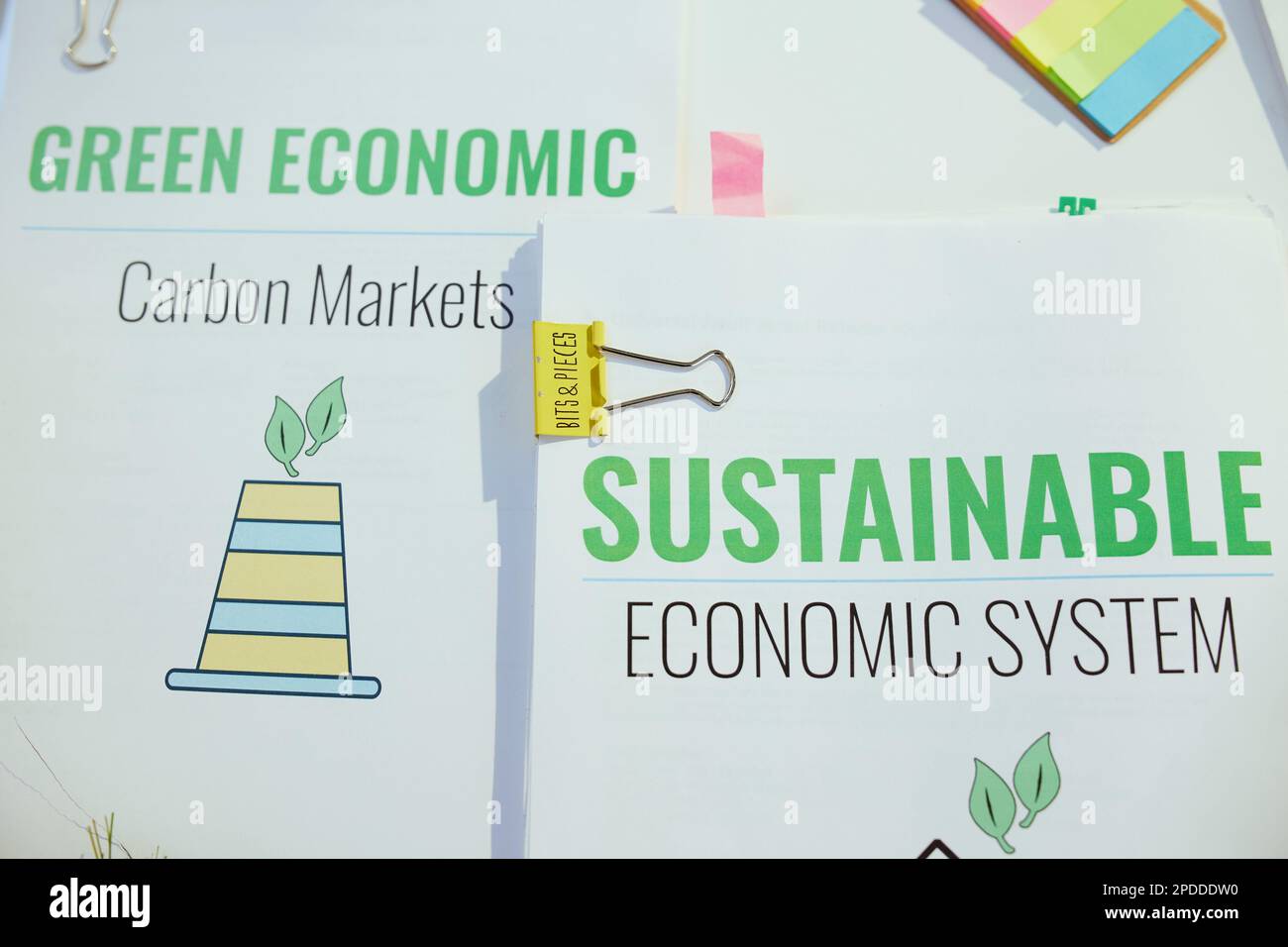 attività ecocompatibile. documenti nella tabella. Foto Stock