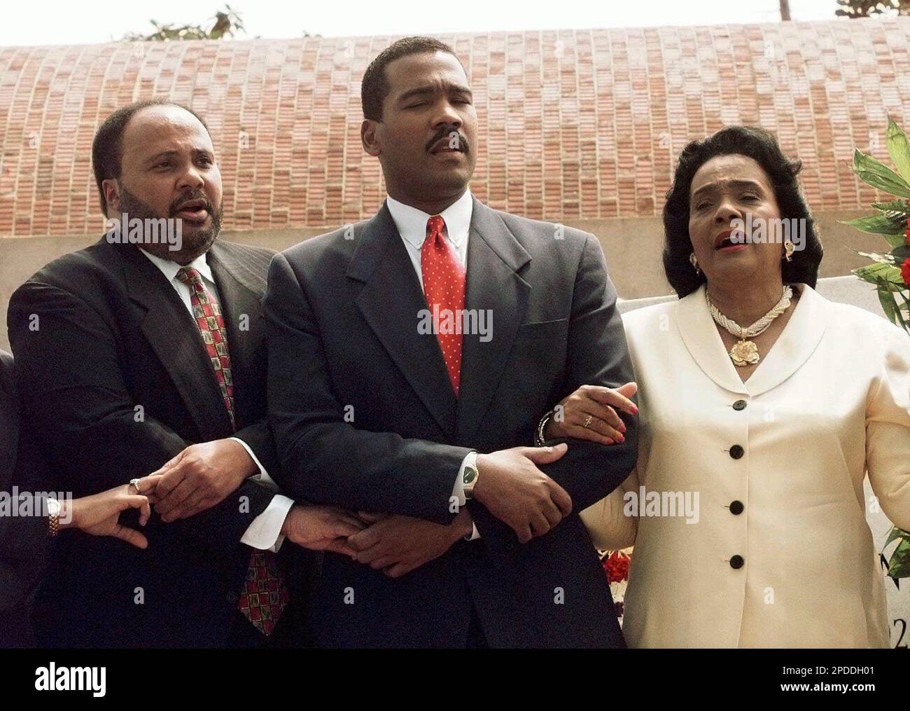**FILE**Members of the Martin Luther King, Jr., family, Coretta Scott King, right and her sons, Martin Luther King III, left; and son Dexter Scott King, lower their eyes as they sing "We Shall Over Come" during a wreath-laying ceremony at the King crypt in Atlanta in observance of the 29th anniversary of the assassination of her husband and their father in this April 4, 1997, file photo. Coretta Scott King has died, former ambassador Andrew Young told NBC Tuesday, Jan.31, 2006. She was 78, (AP Photo/Ric Feld) Foto Stock