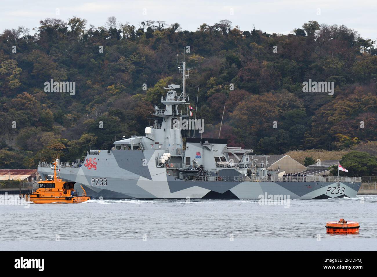 Prefettura di Kanagawa, Giappone - 04 dicembre 2022: Royal Navy HMS Tamar (P233), una nave di pattuglia di classe fluviale, che lascia il porto di Yokosuka in Giappone. Foto Stock