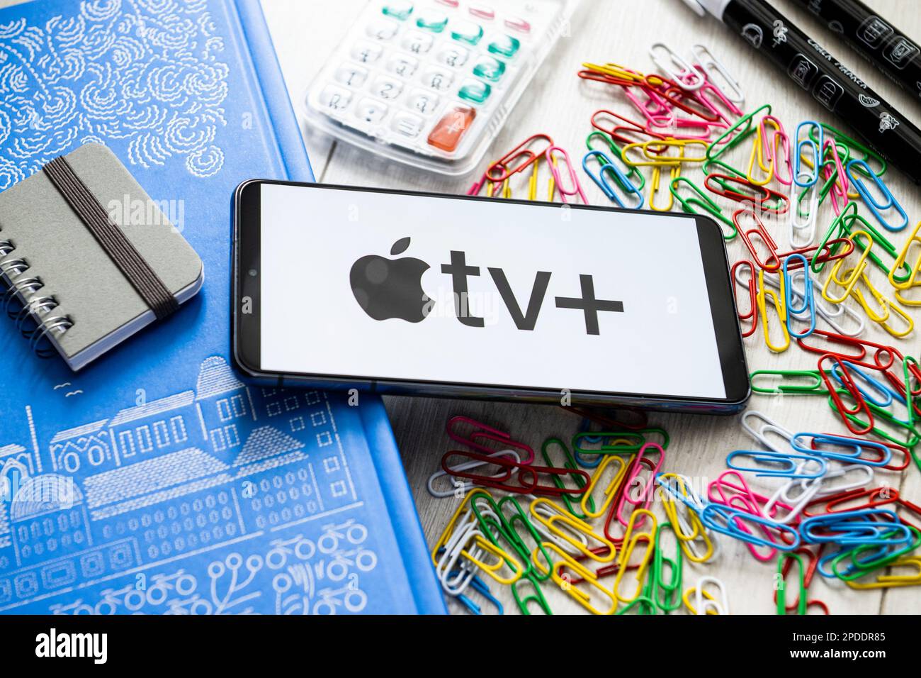 In questa illustrazione, il logo Apple TV + viene visualizzato sullo smartphone. Foto Stock