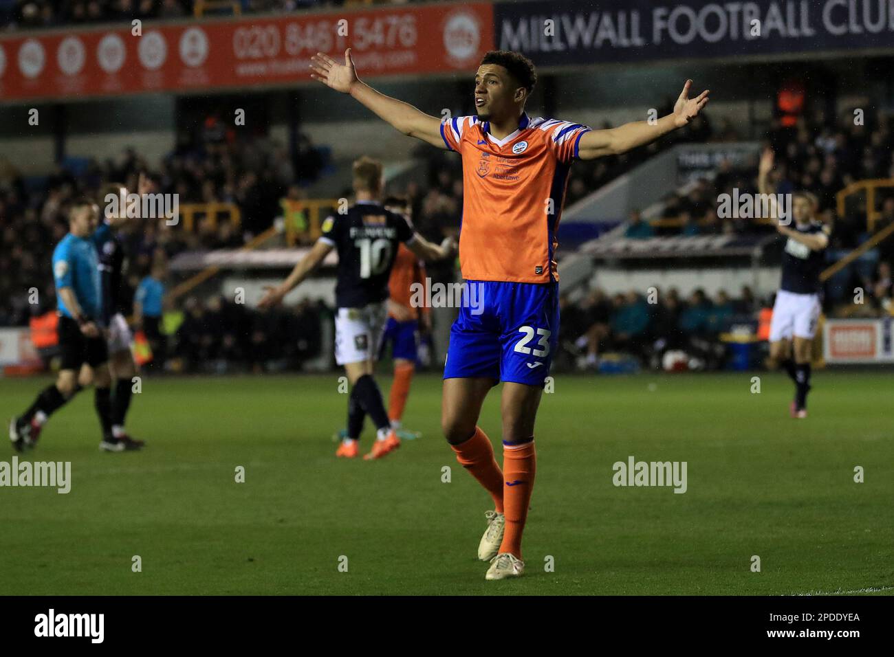 Londra, Regno Unito. 14th Mar, 2023. Nathan Wood di Swansea City si rimostrerà con l'assistente dell'arbitro durante la partita del campionato EFL Sky Bet tra Millwall e Swansea City al Den, Londra, Inghilterra il 14 marzo 2023. Foto di Carlton Myrie. Solo per uso editoriale, licenza richiesta per uso commerciale. Non è utilizzabile nelle scommesse, nei giochi o nelle pubblicazioni di un singolo club/campionato/giocatore. Credit: UK Sports Pics Ltd/Alamy Live News Foto Stock