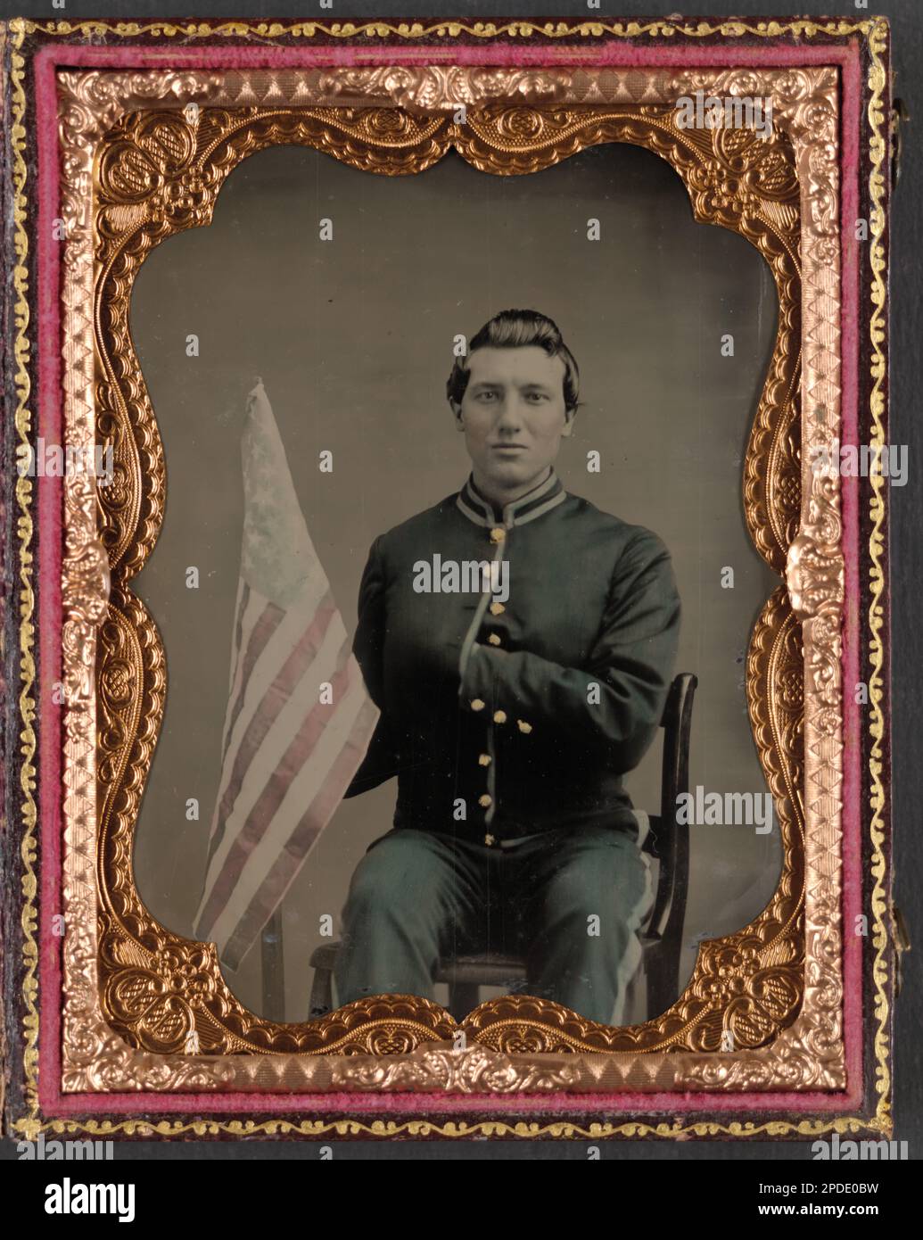 Soldato non identificato in uniforme di cavalleria dell'Unione che detiene la bandiera americana. Liljenquist Famiglia Collezione di fotografie della Guerra civile , FAmbrotype / Tintype fotografia serie di archiviazione , pp/liljunion. Stati Uniti, Esercito, persone, 1860-1870, soldati, Unione, 1860-1870, uniformi militari, Unione, 1860-1870, Bandiere, americano, 1860-1870, Stati Uniti, storia, Guerra civile, 1861-1865, personale militare, Unione. Foto Stock