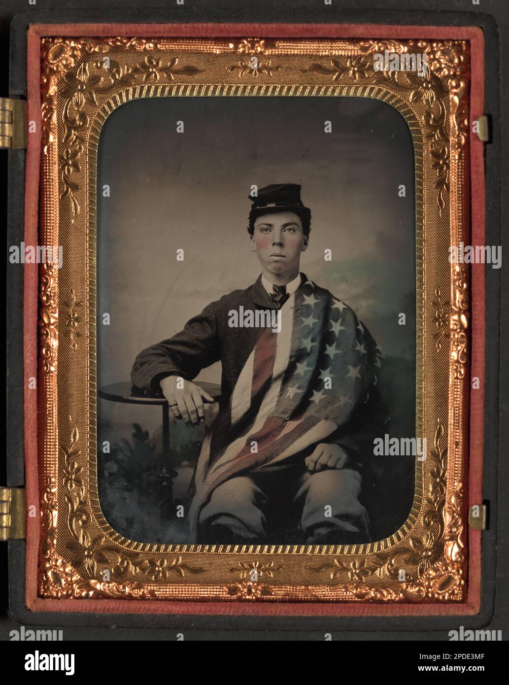 Soldato non identificato in divisa Union con bandiera americana drappeggiata sopra la sua spalla e giro. Liljenquist Famiglia Collezione di fotografie della Guerra civile , FAmbrotype / Tintype fotografia serie di archiviazione , pp/liljunion. Stati Uniti, Esercito, persone, 1860-1870, soldati, Unione, 1860-1870, uniformi militari, Unione, 1860-1870, Bandiere, americano, 1860-1870, Stati Uniti, storia, Guerra civile, 1861-1865, personale militare, Unione. Foto Stock