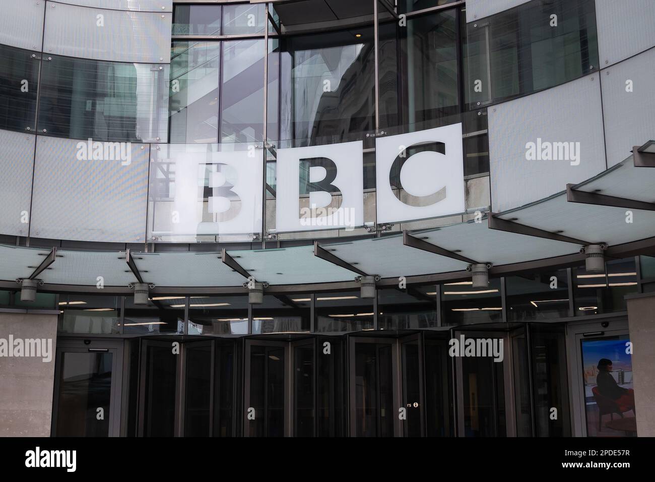 Una visione generale della BBC Broadcasting House a Londra. Il presentatore del match of the Day, Gary Lineker è stato invitato dalla BBC a tornare a presentare il loro programma di calcio più importante, Match of the Day questo fine settimana dopo una controversia in merito ai commenti da lui formulati sulla legge governativa sull’immigrazione illegale. Foto Stock