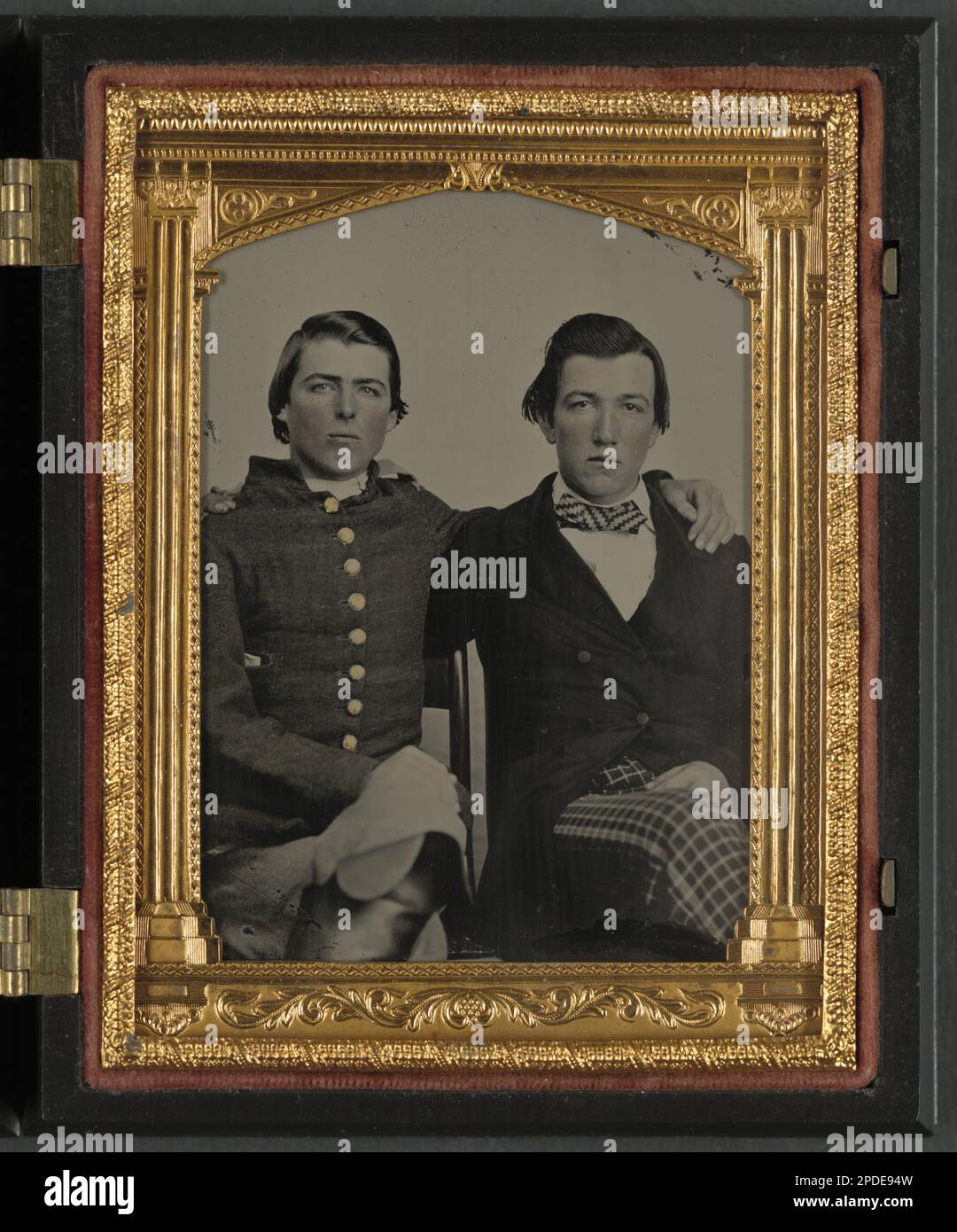 Soldato non identificato in uniforme confederata e uomo non identificato, forse fratelli. Liljenquist Famiglia Collezione di fotografie della Guerra civile , FAmbrotype / Tintype fotografia serie di archiviazione , pp/liljconfed. Stati Confederati d'America, esercito, persone, 1860-1870, soldati, Confederato, 1860-1870, uniformi militari, confederato, 1860-1870, Men, 1860-1870, Stati Uniti, Storia, Guerra civile, 1861-1865, personale militare, confederato. Foto Stock