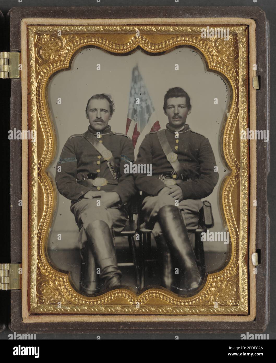 Due soldati non identificati nelle uniformi dell'Unione davanti alla bandiera americana. Liljenquist Famiglia Collezione di fotografie della Guerra civile , FAmbrotype / Tintype fotografia serie di archiviazione , NewsetLilj03, pp/liljunion. Stati Uniti, Esercito, persone, 1860-1870, soldati, Unione, 1860-1870, uniformi militari, Unione, 1860-1870, Bandiere, americano, 1860-1870, Stati Uniti, storia, Guerra civile, 1861-1865, personale militare, Unione. Foto Stock