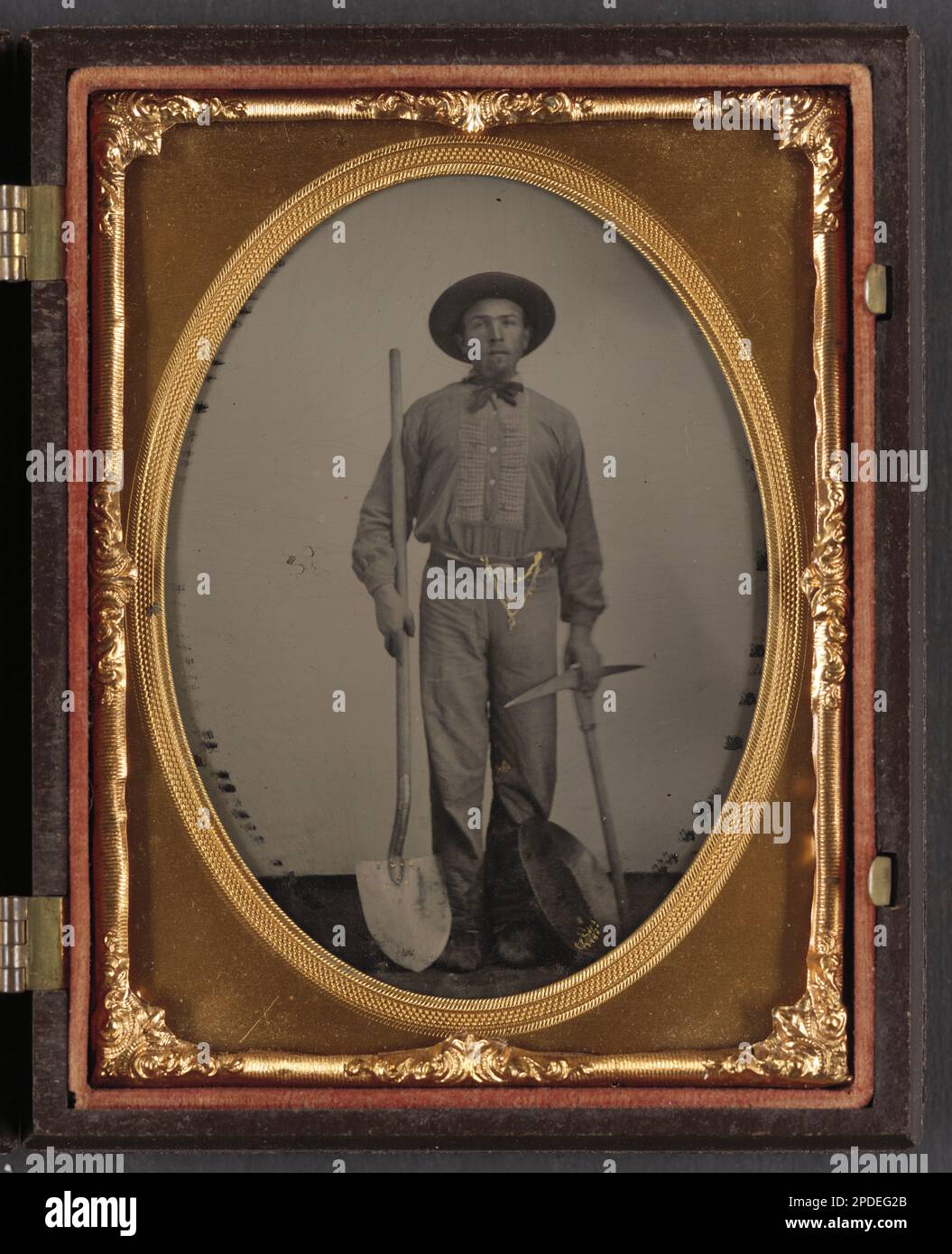 Uomo non identificato con attrezzature per l'estrazione dell'oro e con una piastra della cintura degli Stati Uniti. Liljenquist Famiglia Collezione di fotografie della Guerra civile , FAmbrotype / Tintype fotografia serie di archiviazione , pp/liljunion. Gold miners, 1860-1870, Gold mining equipment, 1860-1870, Stati Uniti, Storia, Guerra civile, 1861-1865, Veterani, Unione. Foto Stock