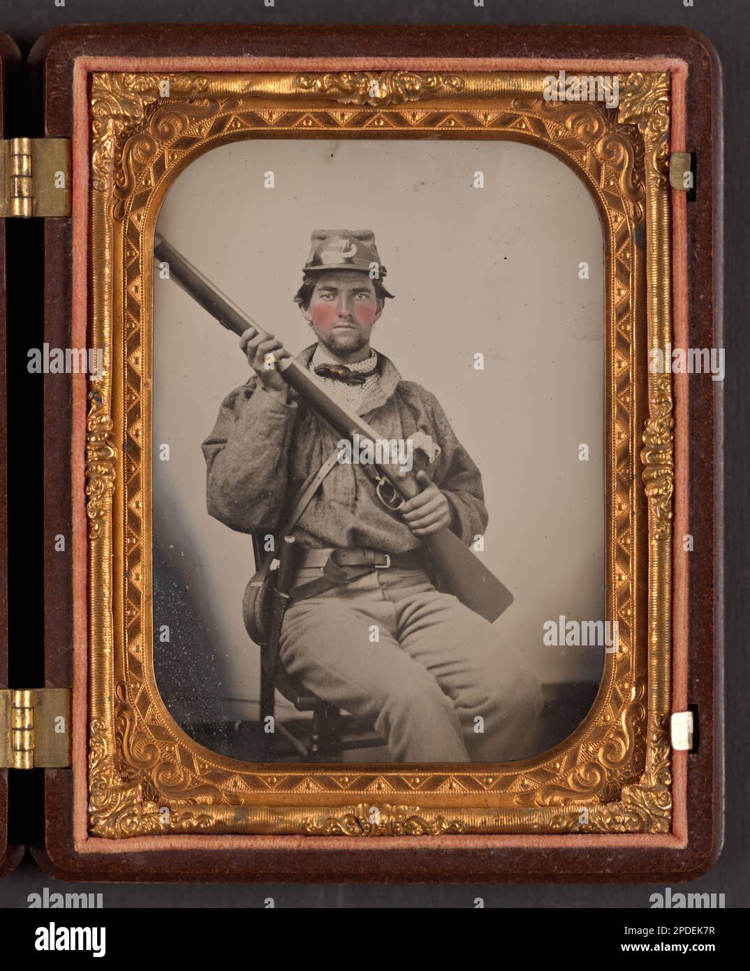 Privato George Hamilton Guinn of Co.. A, 52nd Virginia Fanty Regiment, in uniforme con muschio, bowie nive, e mensa. Liljenquist Famiglia Collezione di fotografie della Guerra civile , FAmbrotype / Tintype fotografia serie di archiviazione , pp/liljconfed. Guinn, George Hamilton, 1836-1929, Stati Confederati d'America, Army, Virginia Infanty Regiment, 52nd, persone, 1860-1870, soldati, confederati, 1860-1870, uniformi militari, Confederato, 1860-1870, Fucili, 1860-1870, coltelli, 1860-1870, mense, 1860-1870, Stati Uniti, Storia, Guerra civile, 1861-1865, personale militare, confederato. Foto Stock