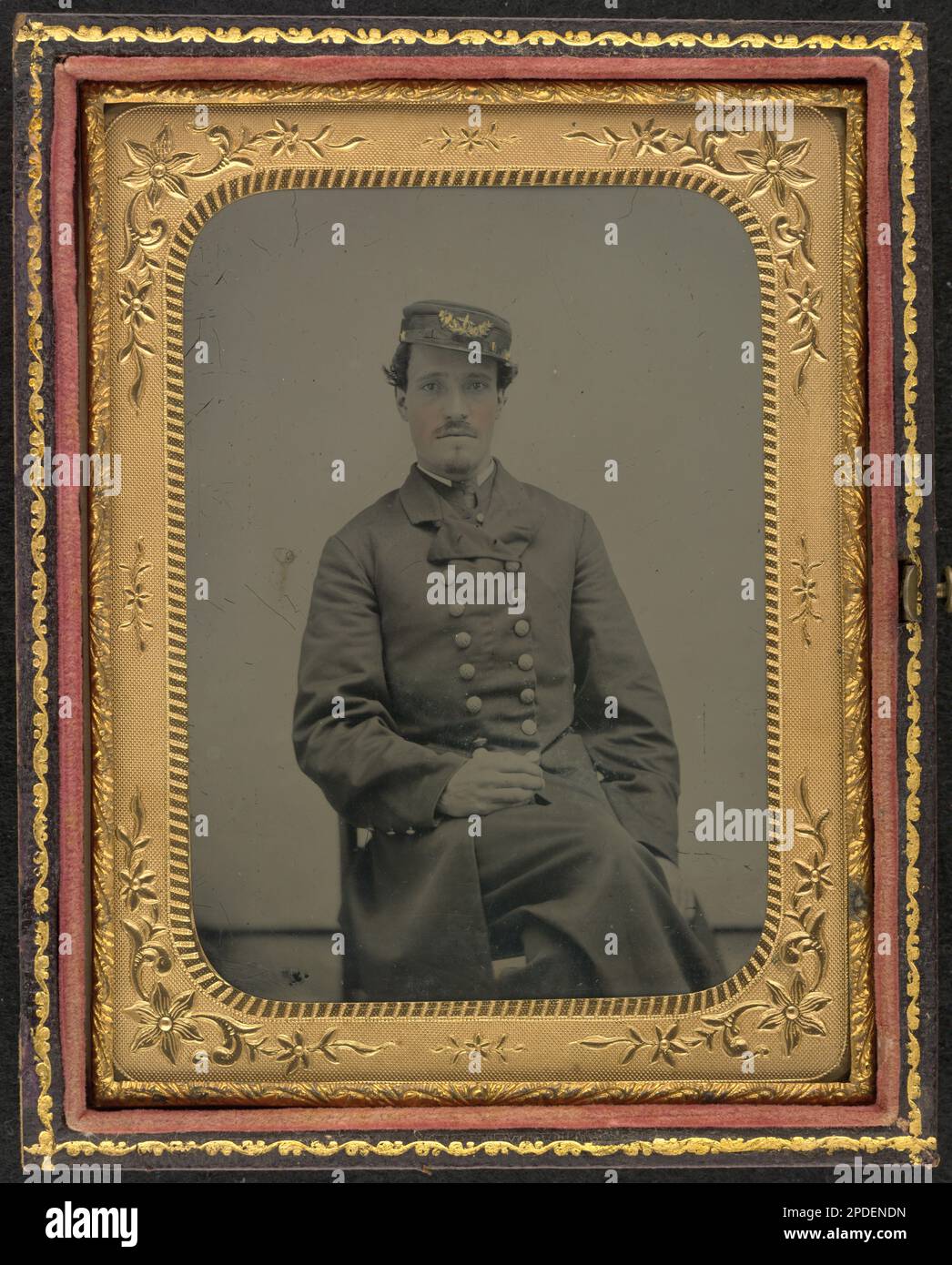 Marinaio non identificato nell'uniforme dell'ingegnere dell'Unione. Liljenquist Famiglia Collezione di fotografie della Guerra civile , FAmbrotype / Tintype fotografia serie di archiviazione , pp/liljunion. Stati Uniti, Marina, persone, 1860-1870, marinai, Unione, 1860-1870, uniformi militari, Unione, 1860-1870, Stati Uniti, Storia, Guerra civile, 1861-1865, personale militare, Unione. Foto Stock