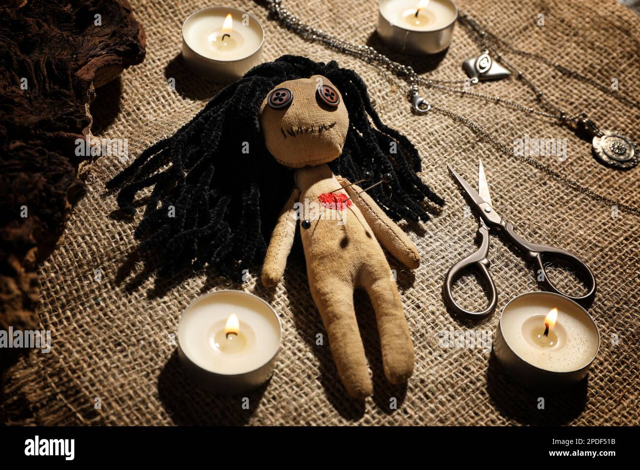 Bambola Voodoo con spille circondate da oggetti cerimoniali su tela di tela  Foto stock - Alamy