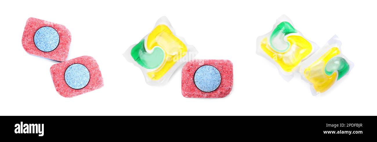 Set con pastiglie detergenti per lavastoviglie e capsule di gel su sfondo bianco, vista dall'alto. Design del banner Foto Stock