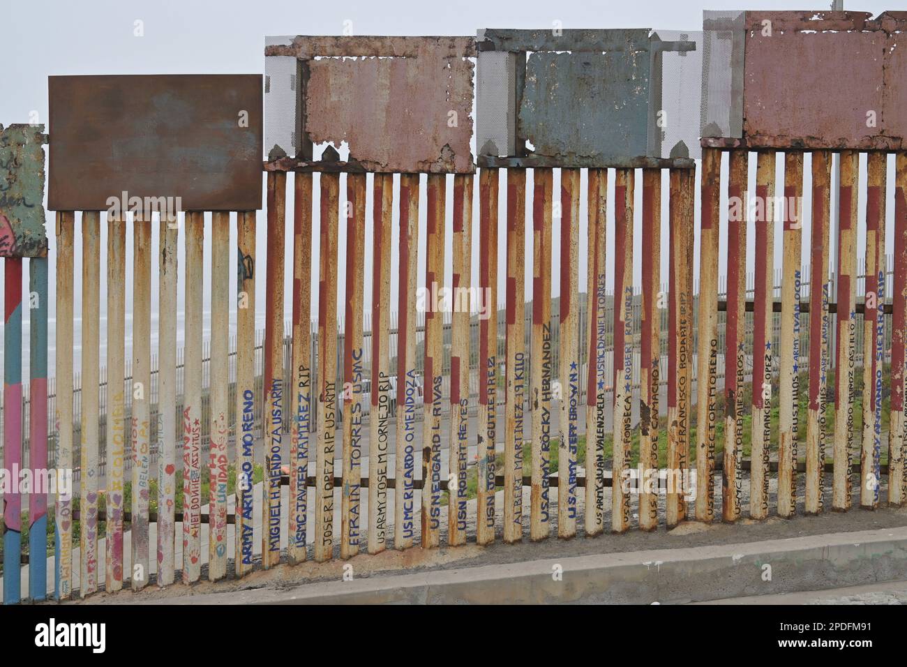 Tijuana, Baja California, Messico. 14th Mar, 2023. Martedì 14 marzo 2023 è stata avviata una nuova costruzione di recinzioni di confine al confine USA-Messico, che sostituirà le recinzioni esistenti nell'area Friendship Park di San Diego-Tijuana, che da anni il parco ha servito come punto d'incontro tra le due città per quelle famiglie che non sono in grado di riunirsi a causa del loro status di immigrazione. Il progetto di sostituzione dei confini coprirà diverse miglia di recinzione che divide Messico e California, iniziata sotto l’amministrazione Trump. La costruzione dovrebbe durare sei mesi prima del completamento. La scherma ins Foto Stock
