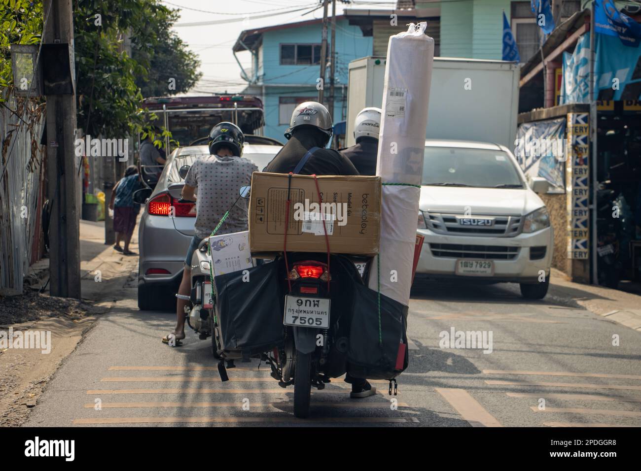 BANGKOK, THAILANDIA, 28 2023 GENNAIO, Un lavoratore di consegna cavalca una moto con una spedizione Foto Stock