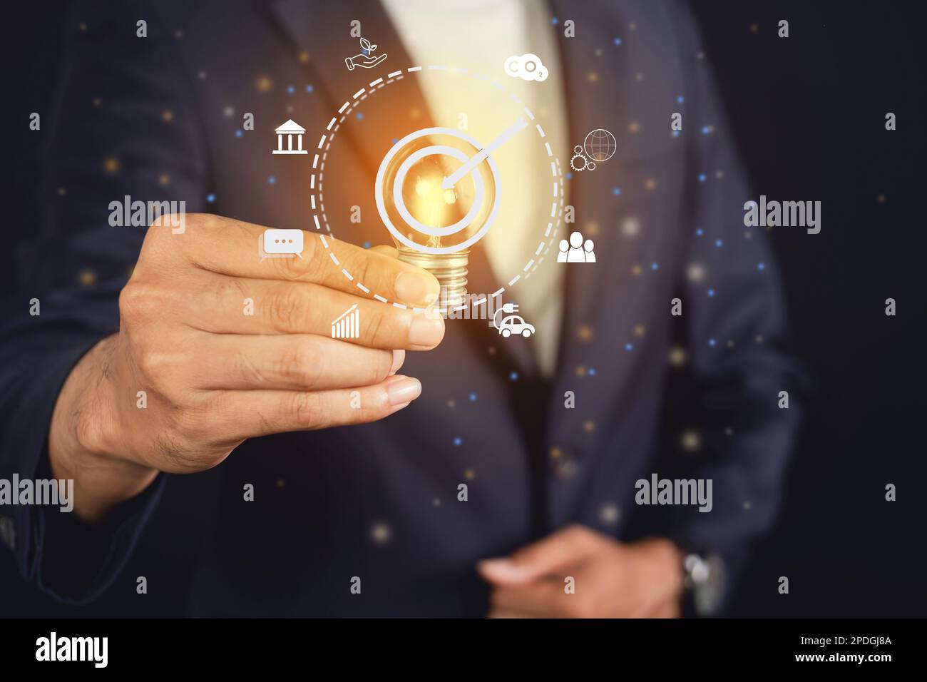 Uomo d'affari che tiene la lampadina con l'icona del bersaglio. Business globale Internet applicazione tecnologia e marketing digitale, target di business. Foto Stock