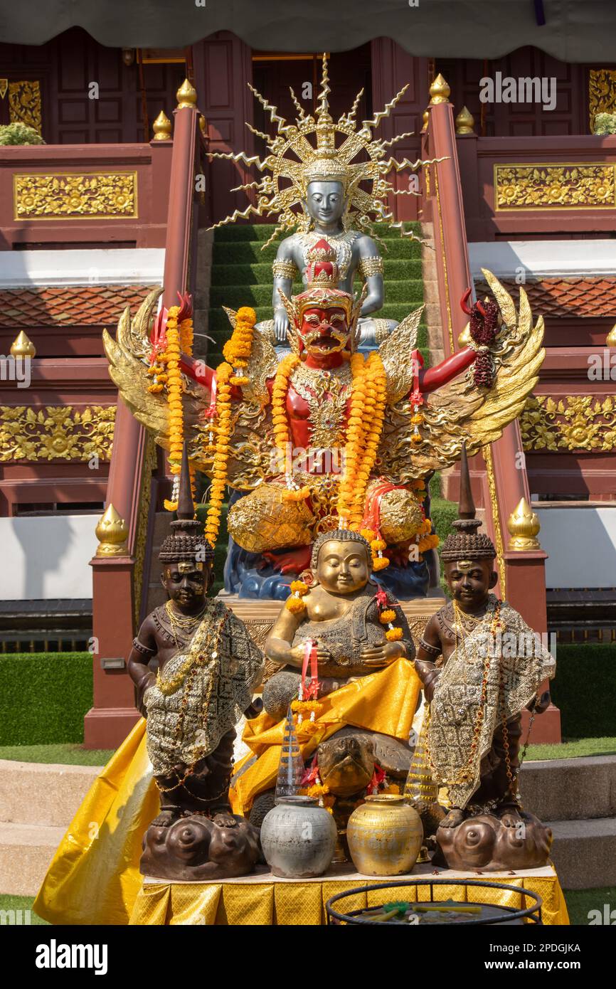 Statua di Garuda, uccelli mitologici con ali dorate, tempio buddista Wat Pho Thong, Bangkok, Thailandia Foto Stock