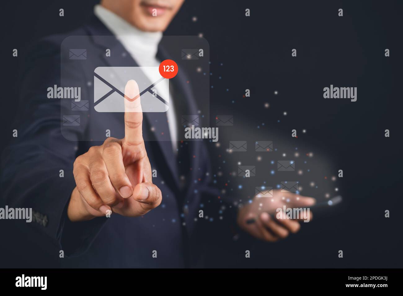 Uomo d'affari che tocca l'e-mail sullo schermo virtuale. messaggio elettronico. Informazioni sulla notifica tramite e-mail. Foto Stock