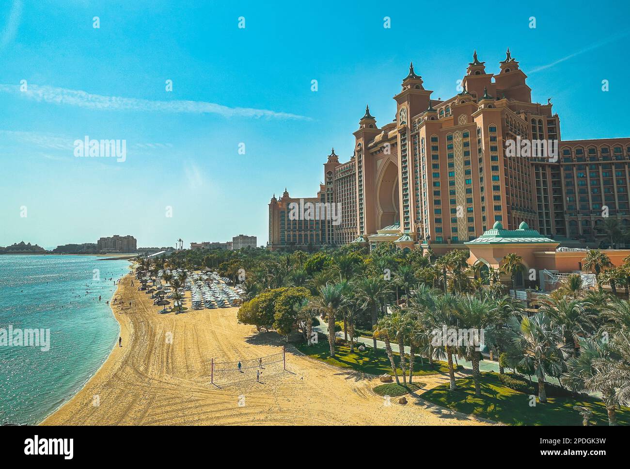 Vista dal lungomare e dalla monorotaia del tram sull'isola di Palm Jumeirah a Dubai, Emirati Arabi Uniti Foto Stock