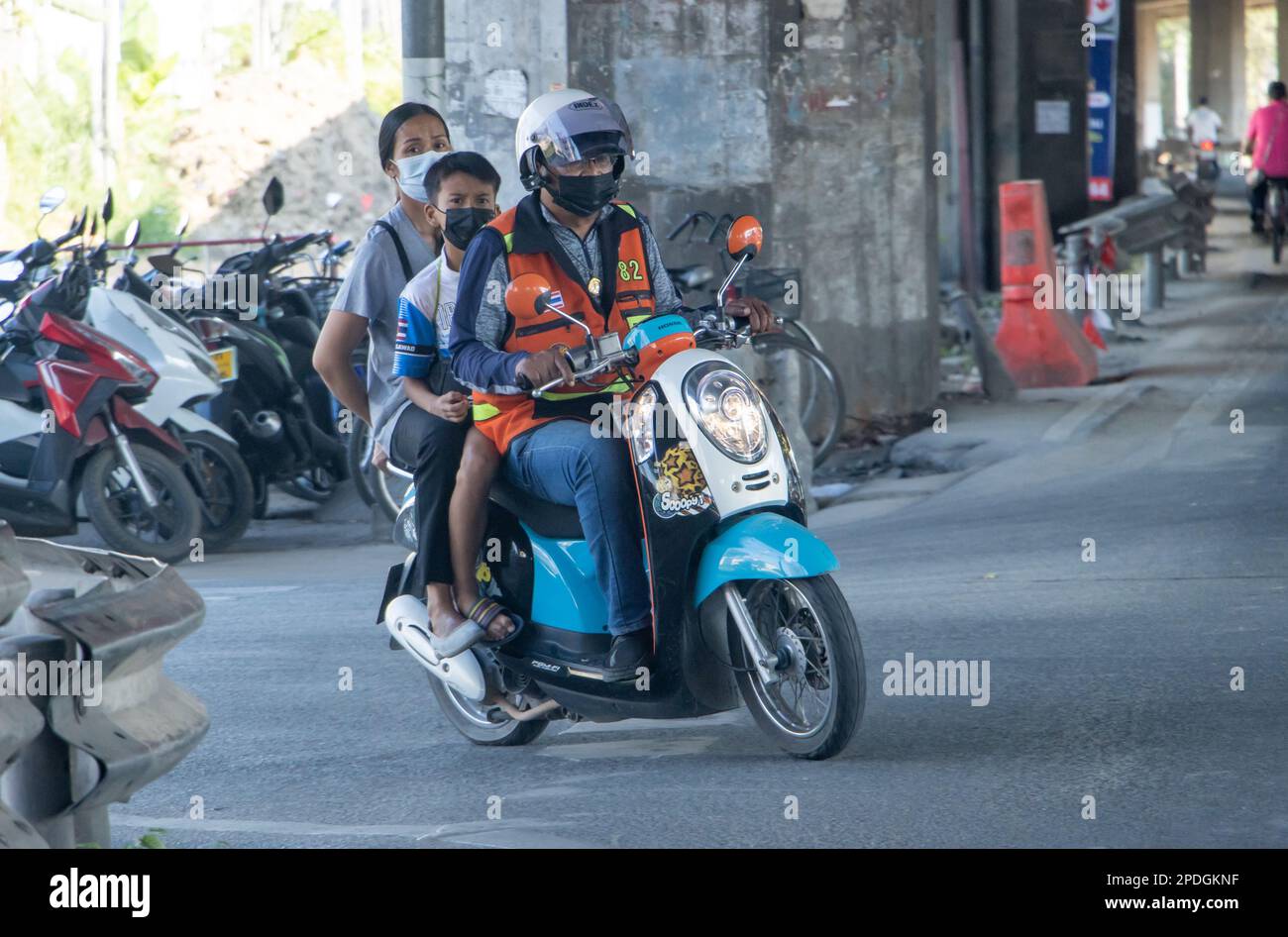 BANGKOK, THAILANDIA, 28 2023 GENNAIO, il moto-taxi trasportare un passeggero Foto Stock