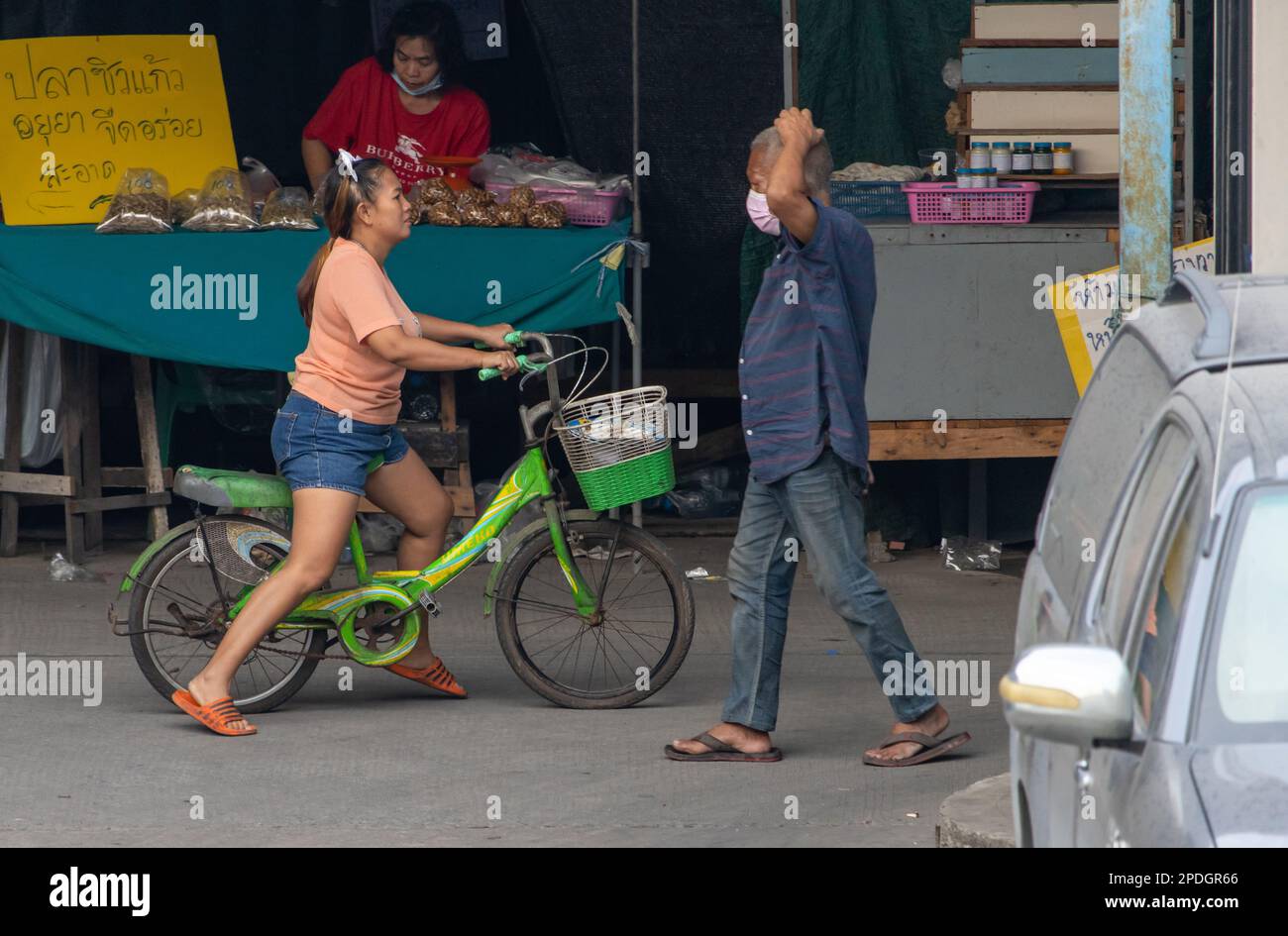 SAMUT PRAKAN, THAILANDIA, 17 2023 FEBBRAIO, Una donna in bicicletta sul mercato Foto Stock