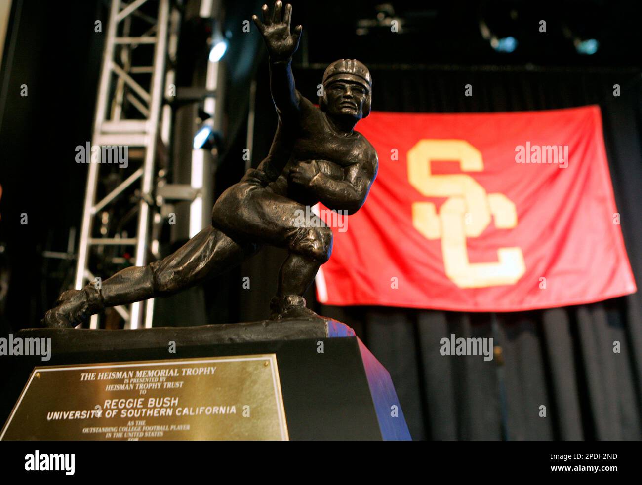 The Heisman Trophy sits on stage where Reggie Bush of the University of Southern California is responding to questions during a news interview Saturday Dec. 10, 2005 in New York. (AP Photo/Frank Franklin II) Foto Stock