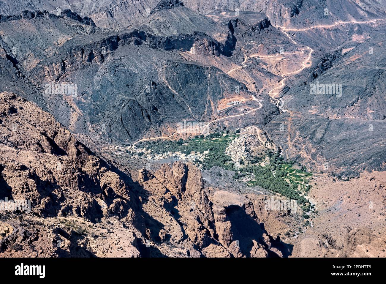 Guardando verso il basso Hat Village e Wadi Ban Auf, Western Hajar Mountains, Ash Sharaf, Oman Foto Stock