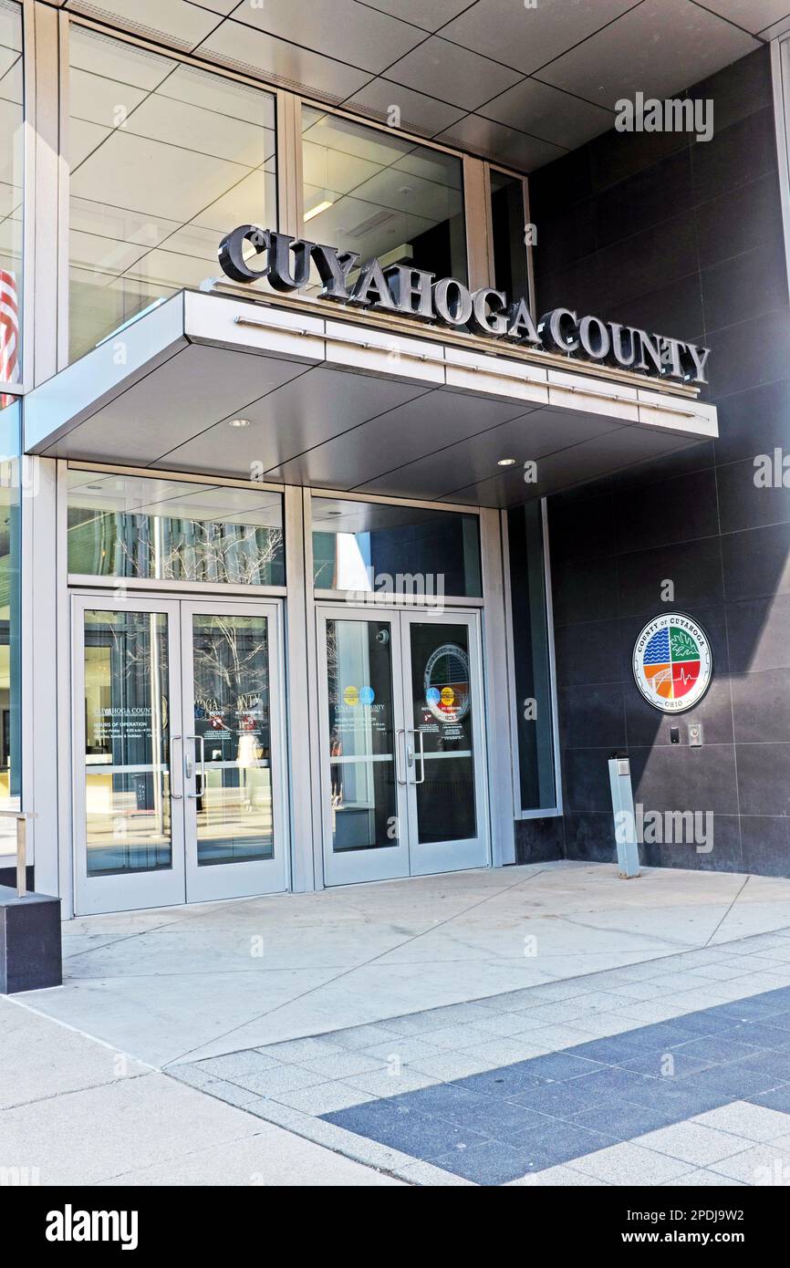 L'entrata dell'edificio amministrativo della contea di Cuyahoga all'angolo tra East 9th e Prospect Avenue nel centro di Cleveland, Ohio, USA. Foto Stock