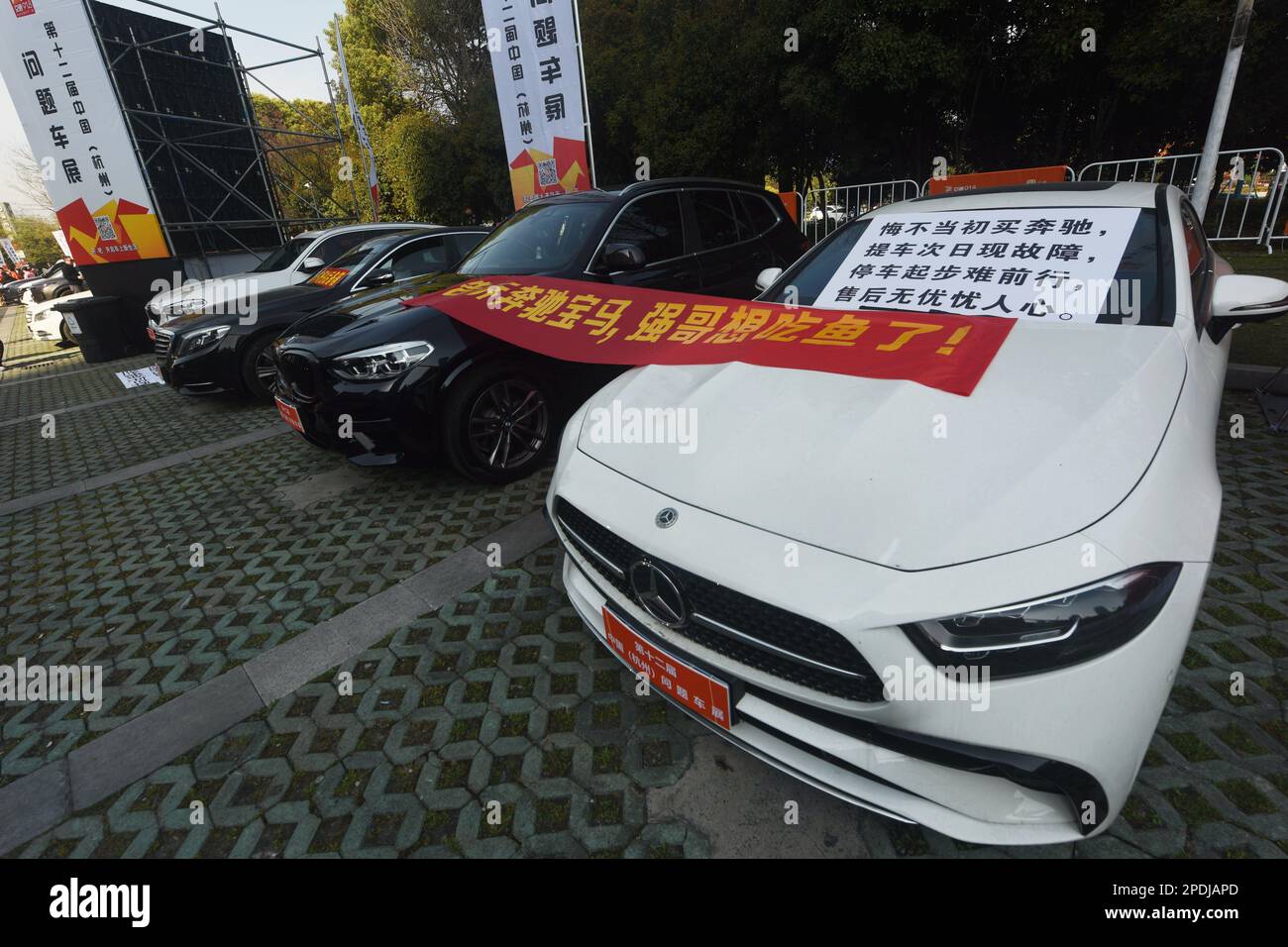 HANGZHOU, CINA - 15 MARZO 2023 - Mercedes-benz automobili con problemi di qualità sono visti al 2023 Cina (Hangzhou) Auto Show a Hangzhou, Zhejiang prov Foto Stock