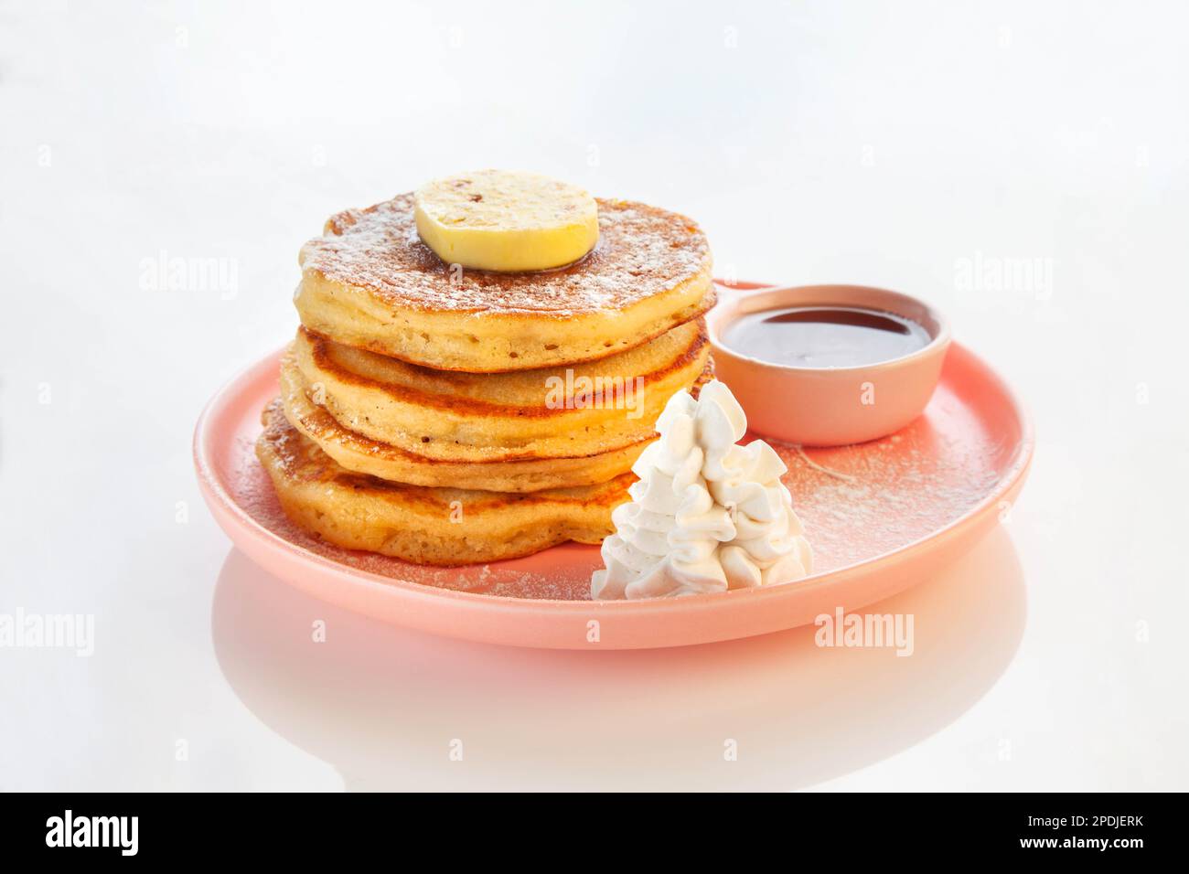 Frittella impilata con panna montata e sciroppo d'acero. Foto Stock