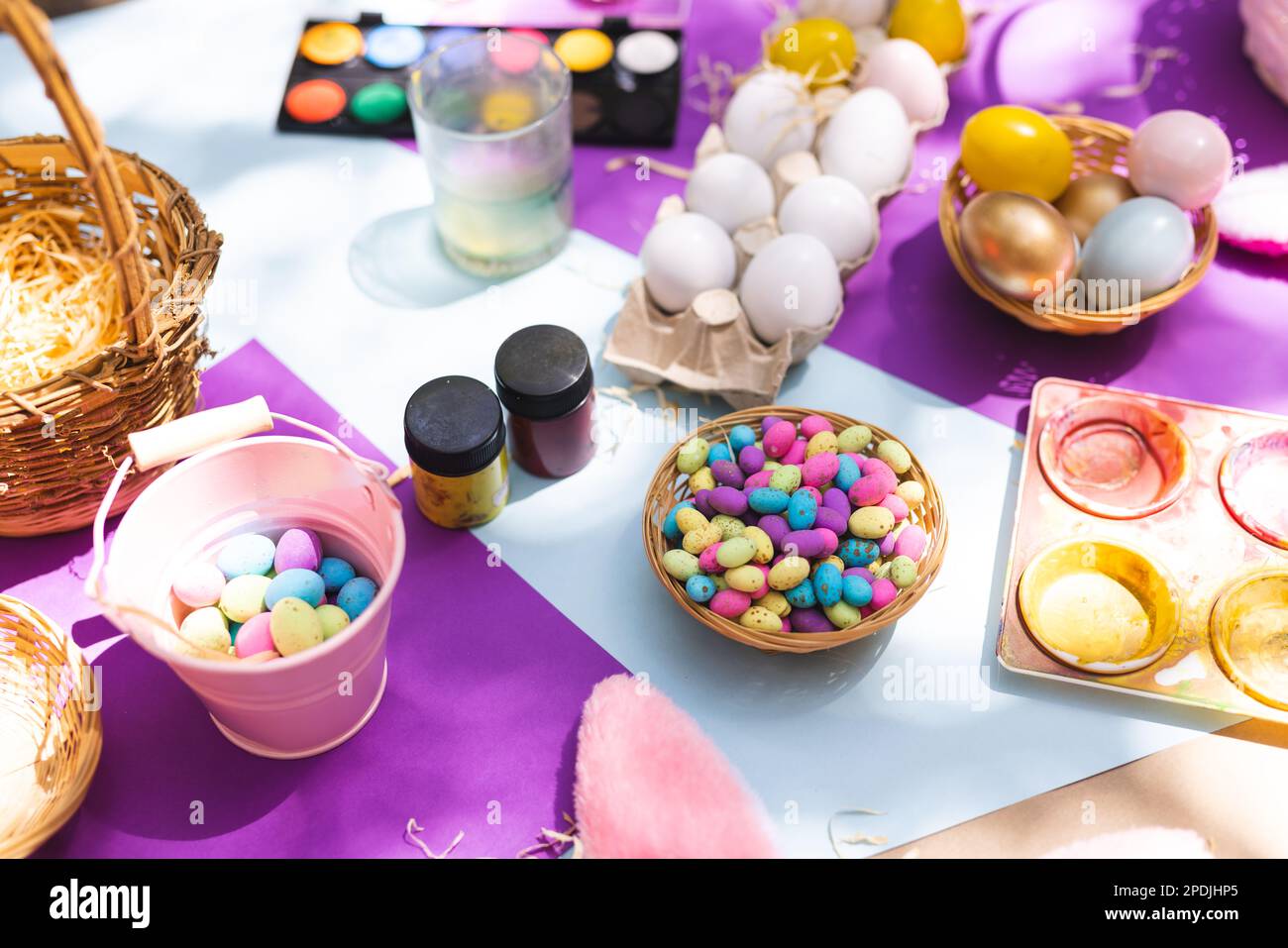 Primo piano della selezione di colorate uova di pasqua e pitture sul tavolo Foto Stock