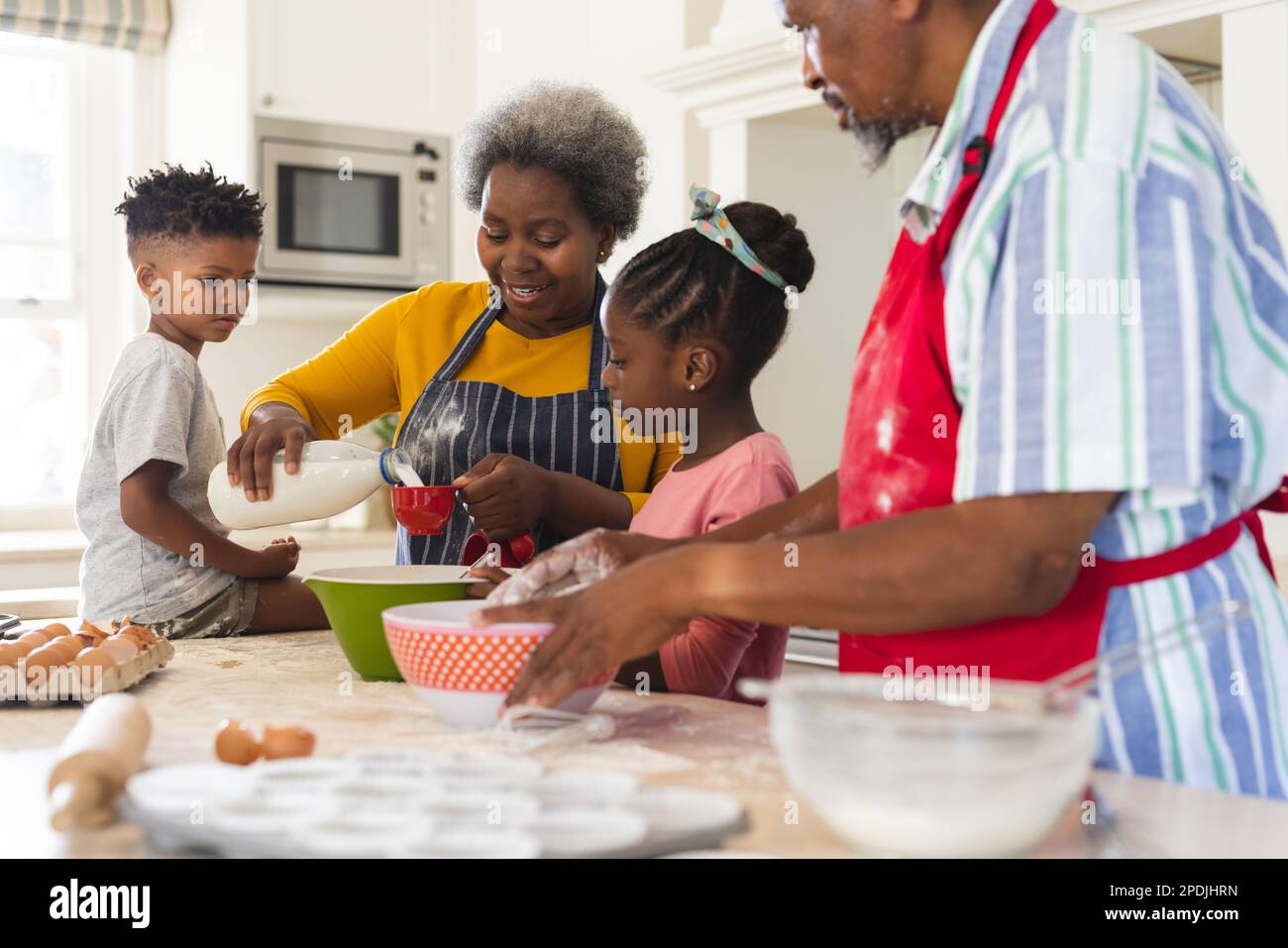 I nonni e i nipoti afro-americani felici che cucinano insieme in cucina Foto Stock