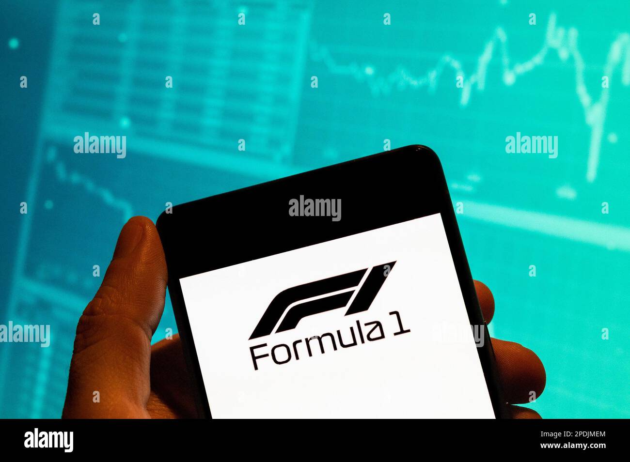 Cina. 15th Feb, 2023. In questa foto, il logo Fédération Internationale de l'Automobile (FIA), Formula 1 (F1), è visualizzato su uno smartphone con un grafico di indice di borsa economica sullo sfondo. (Credit Image: © Budrul Chukrut/SOPA Images via ZUMA Press Wire) SOLO PER USO EDITORIALE! Non per USO commerciale! Foto Stock