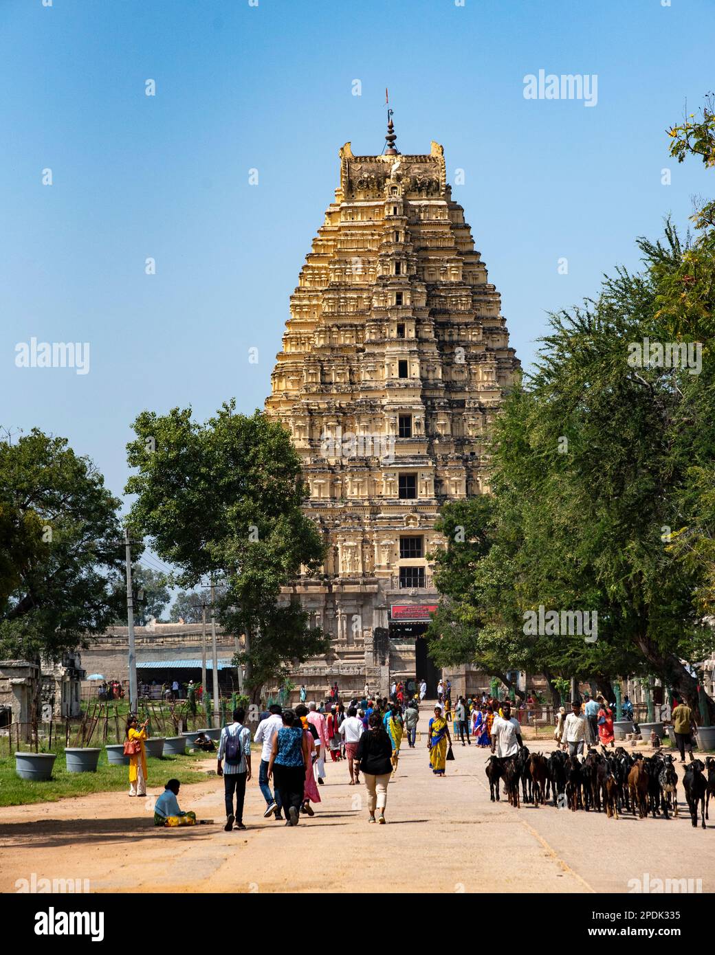 Hampi, Karnataka, India - Ott 31 2022: Tempio Virupaksha dedicato a lord Shiva si trova a Hampi in Karnataka, India. Hampi, la capitale di Vijaya Foto Stock