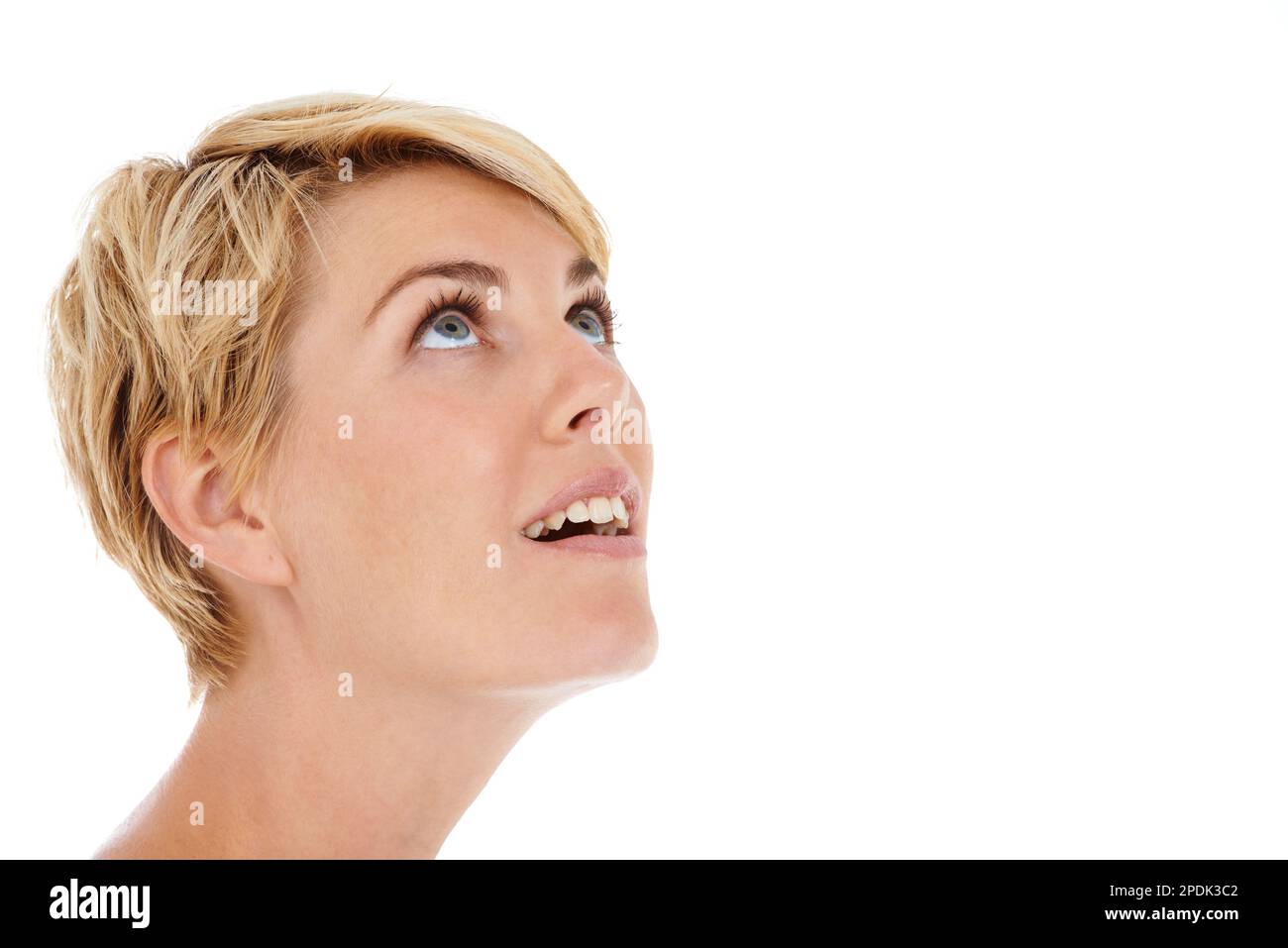 Qualche cosa ha ottenuto la sua attenzione. Una bella giovane donna che guarda in su mentre isolato su uno sfondo bianco. Foto Stock