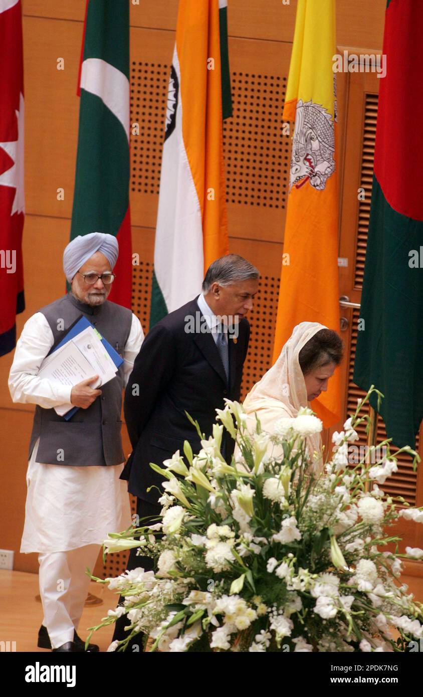 Indian Prime Minister Manmohan Singh, left, Pakistani Prime Minister Shaukat Aziz, center, and Bangladesh Prime Minister Khaleda Zia stand up to leave after the first day of the South Asian Association for Regional Cooperation, or SAARC, summit in Dhaka, Bangladesh, Saturday, Nov.12, 2005. The seven countries of India, Bangladesh, Pakistan, Nepal, Maldives, Bhutan and Sri Lanka that comprise nearly one-fifth of the worlds population, set up the SAARC in 1985 to promote economic cooperation in the impoverished region. On the sidelines of the SAARC meeting, Singh and Aziz will try to cement peac Foto Stock