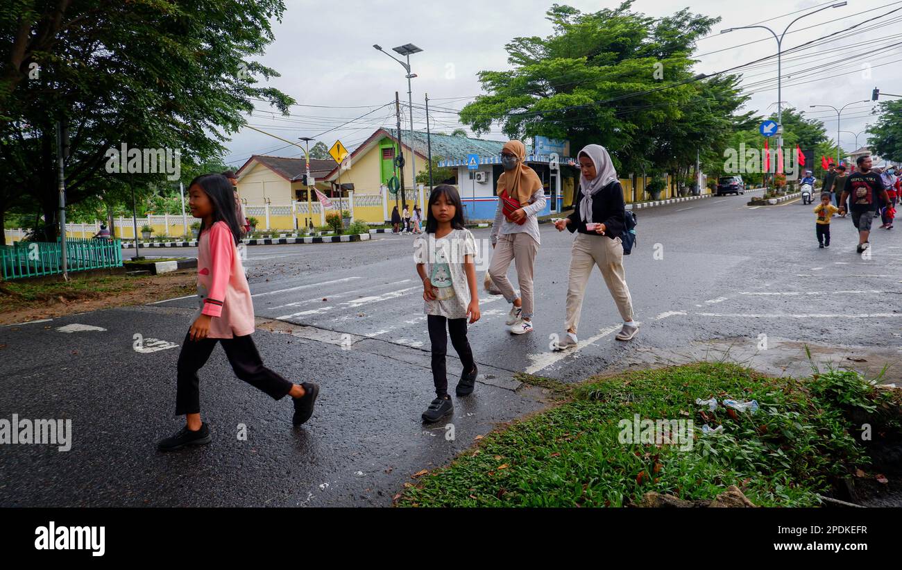 I bambini e i giovani che partecipano alle attività di camminata sana al mattino Foto Stock