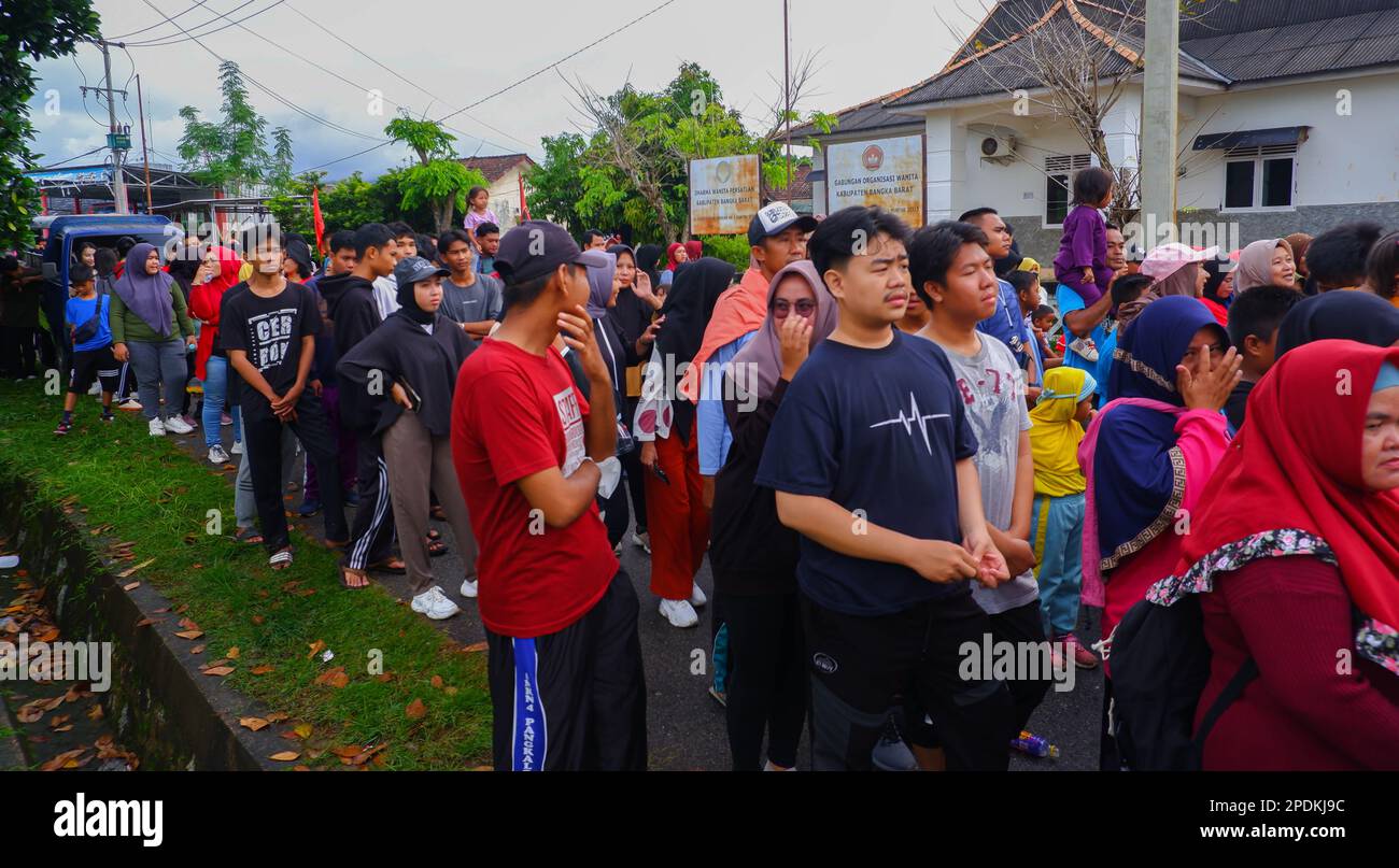 File di persone che prendono parte a sano Walking attività nella città di Muntok Foto Stock