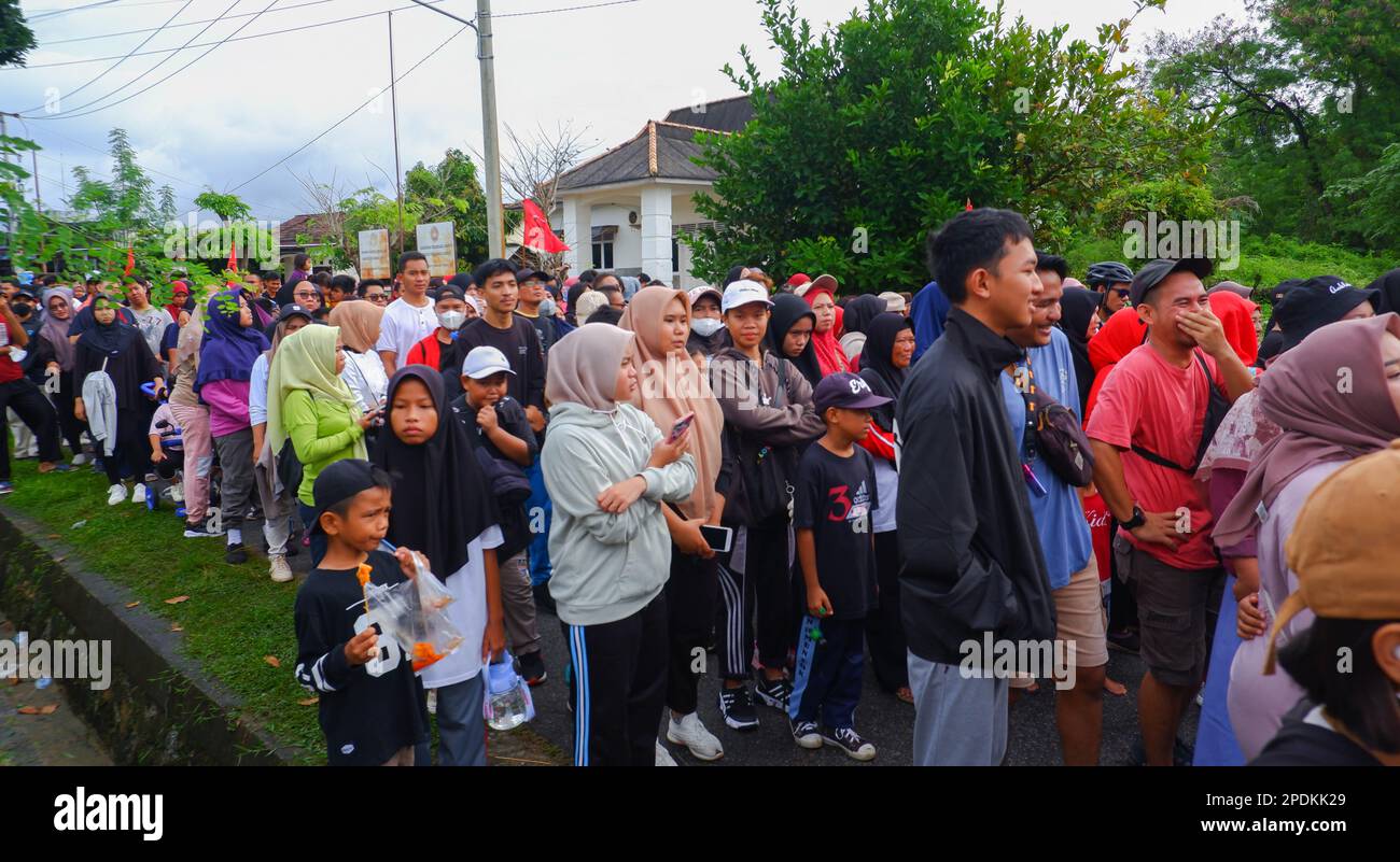 Folle di persone hanno partecipato a sane attività a piedi nella città di Muntok Foto Stock