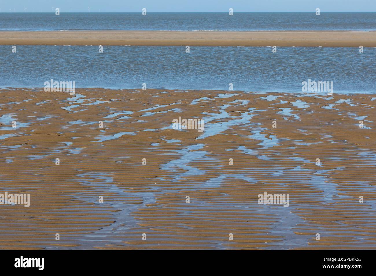 Acqua e sabbia su una spiaggia del Mare del Nord - modelli, strutture, strutture Foto Stock