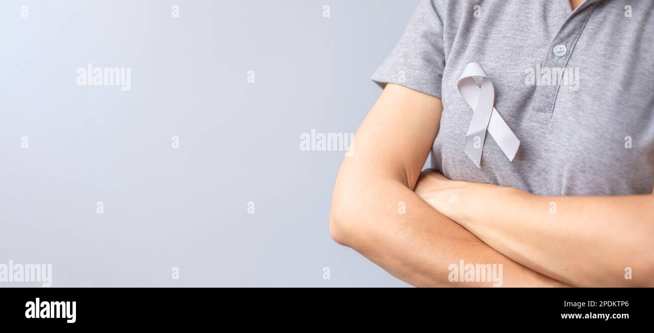 Brain Cancer Awareness Month, nastro di colore grigio per sostenere la vita delle persone. Sanità e concetto di giornata mondiale del cancro Foto Stock