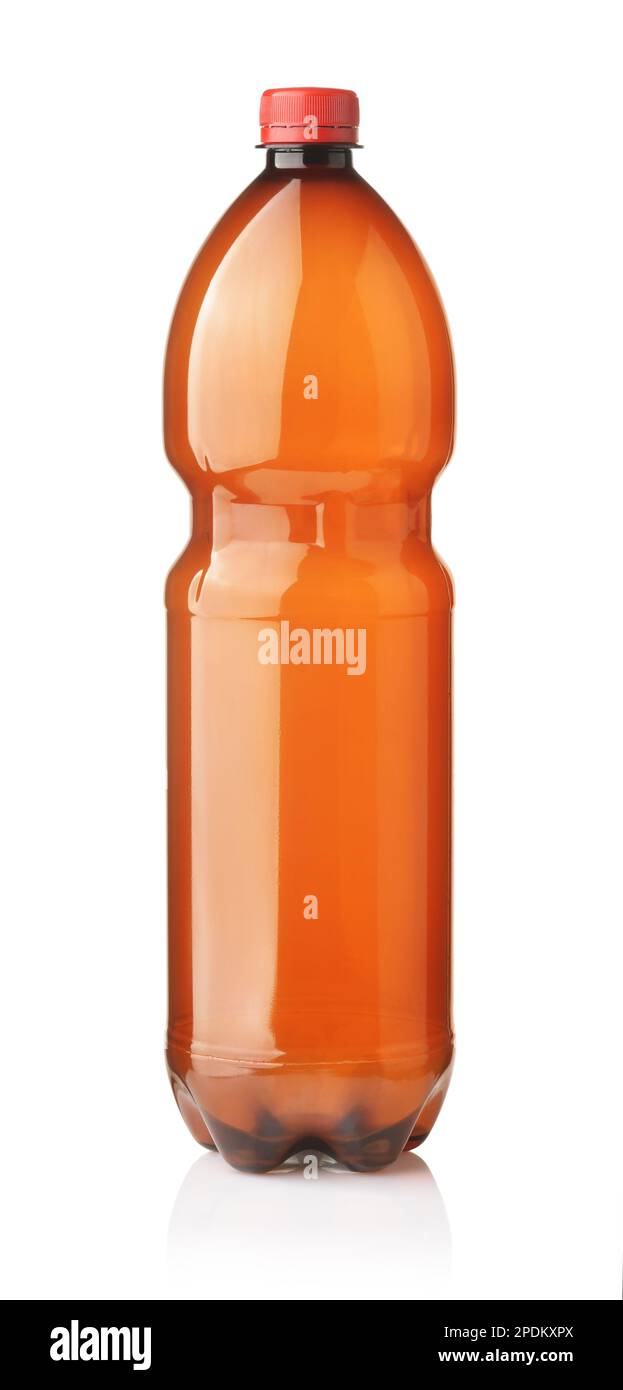 Vista frontale di una bottiglia in PET di plastica marrone vuota con tappo rosso isolato su bianco Foto Stock
