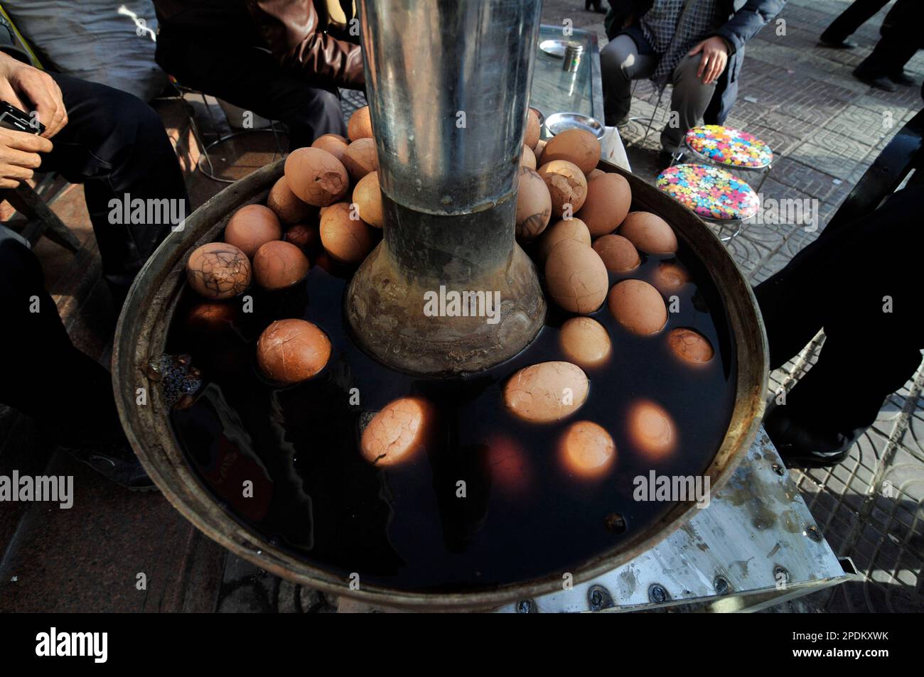 Kashgar, Xinjiang, Cina. Uova tradizionali in foglia di tè. Le uova sono cucinate in tè, salsa di soia e altre spezie e sono comuni in tutta la Cina. Foto Stock