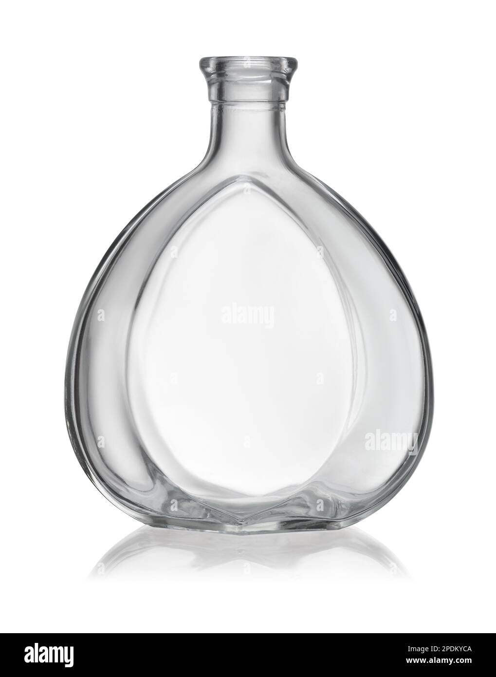 Vista frontale di una bottiglia di alcol vuota in vetro trasparente isolata su bianco Foto Stock