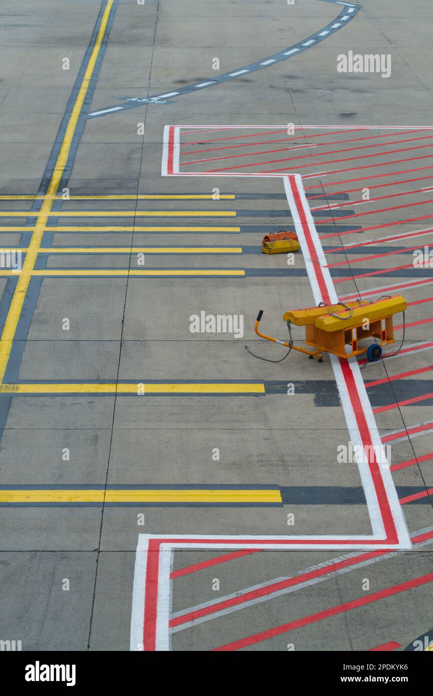 Vista astratta dell'aeroporto delle attrezzature aeroportuali e delle linee di marcatura colorate sull'asfalto, aeroporto di Sydney, Australia. Foto Stock