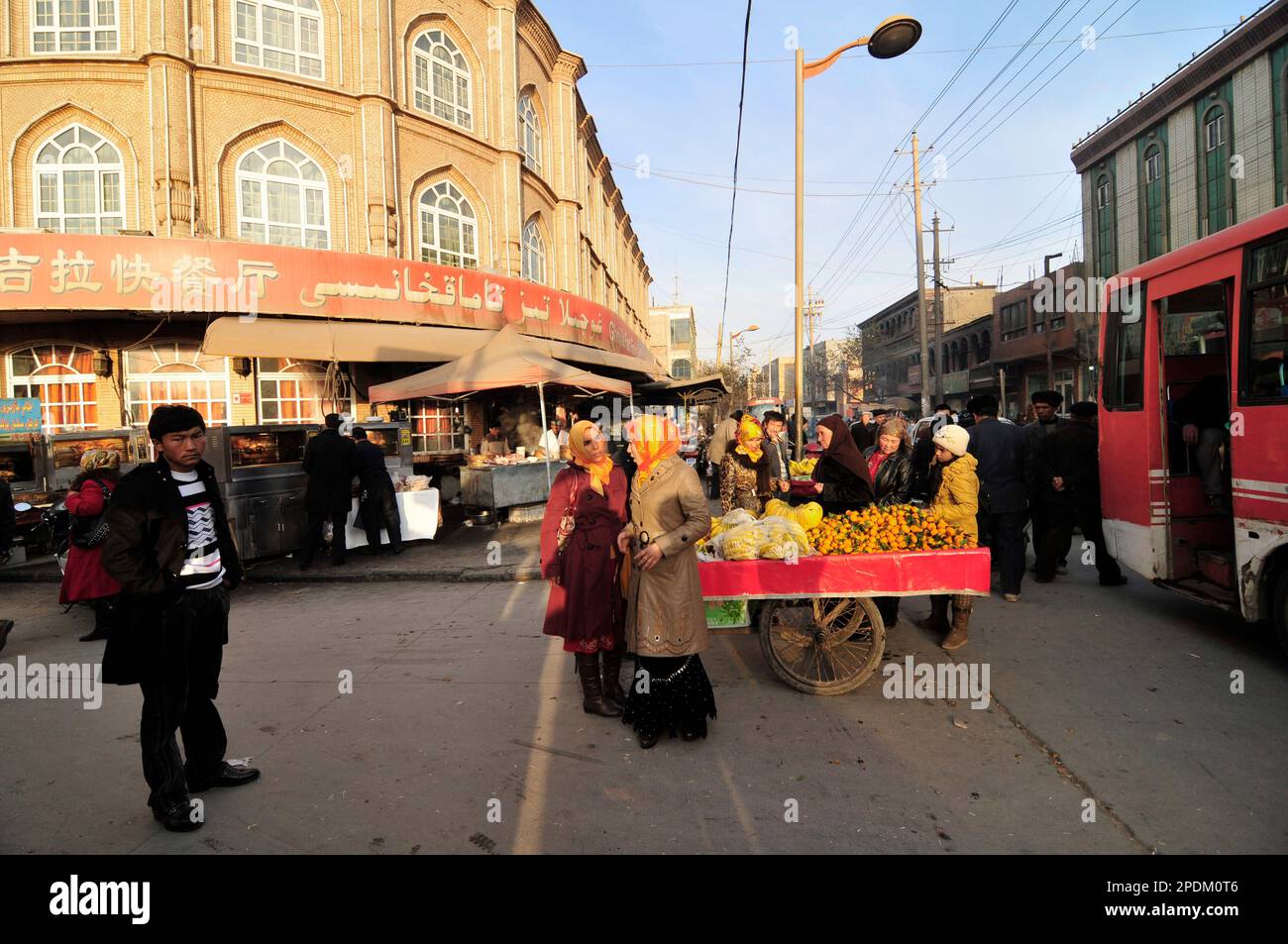 Un fornitore mobile di frutta nella città vecchia di Kashgar, Xinjiang, Cina. Foto Stock